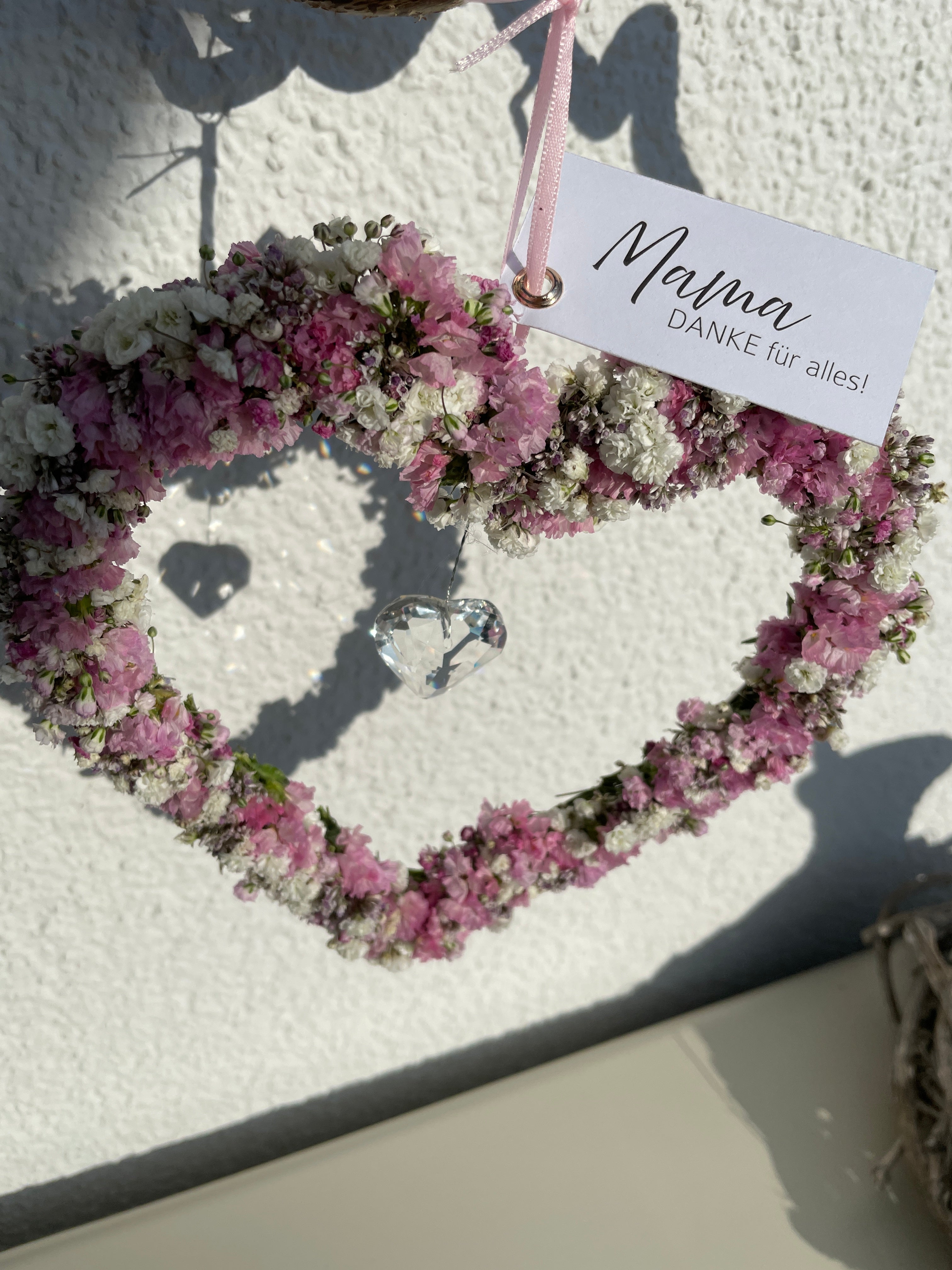 Handgefertigtes Draht Herz mit rosa Blüten und feinem Kristall Anhänger als Sonnenfänger