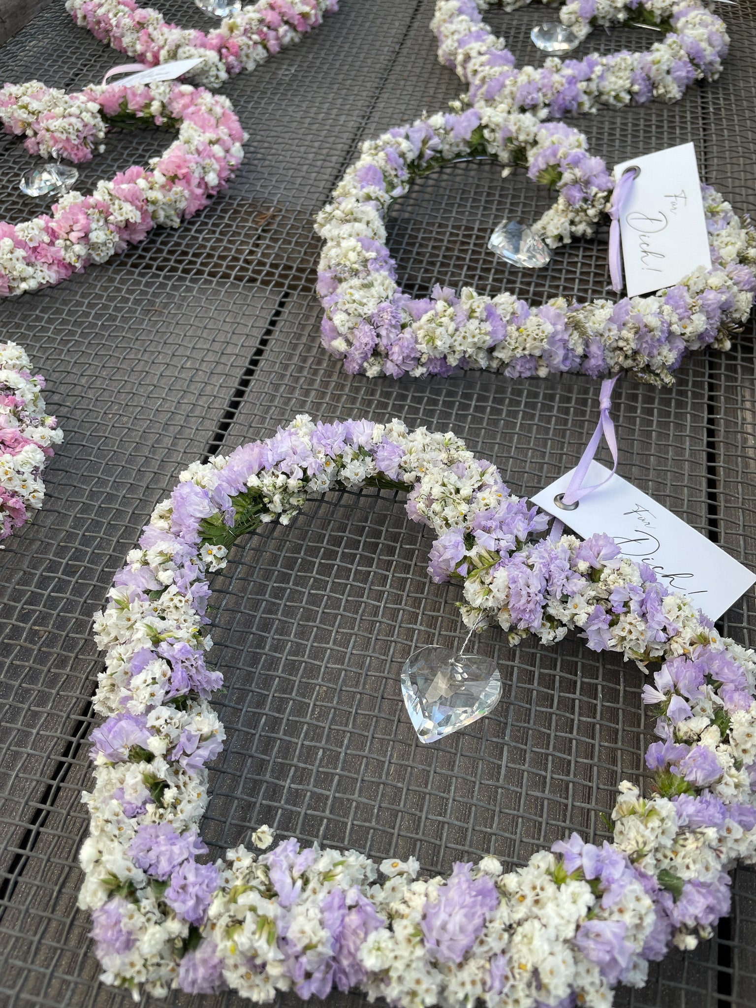 »Kristallblüten-Herz« – Blütendekor mit funkelndem Sonnenfänger