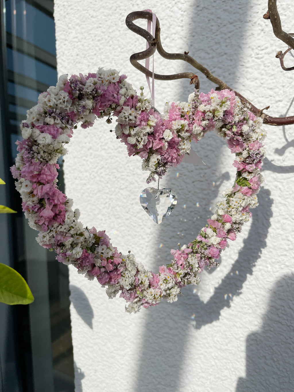 »Kristallblüten-Herz« – Blütendekor mit funkelndem Sonnenfänger