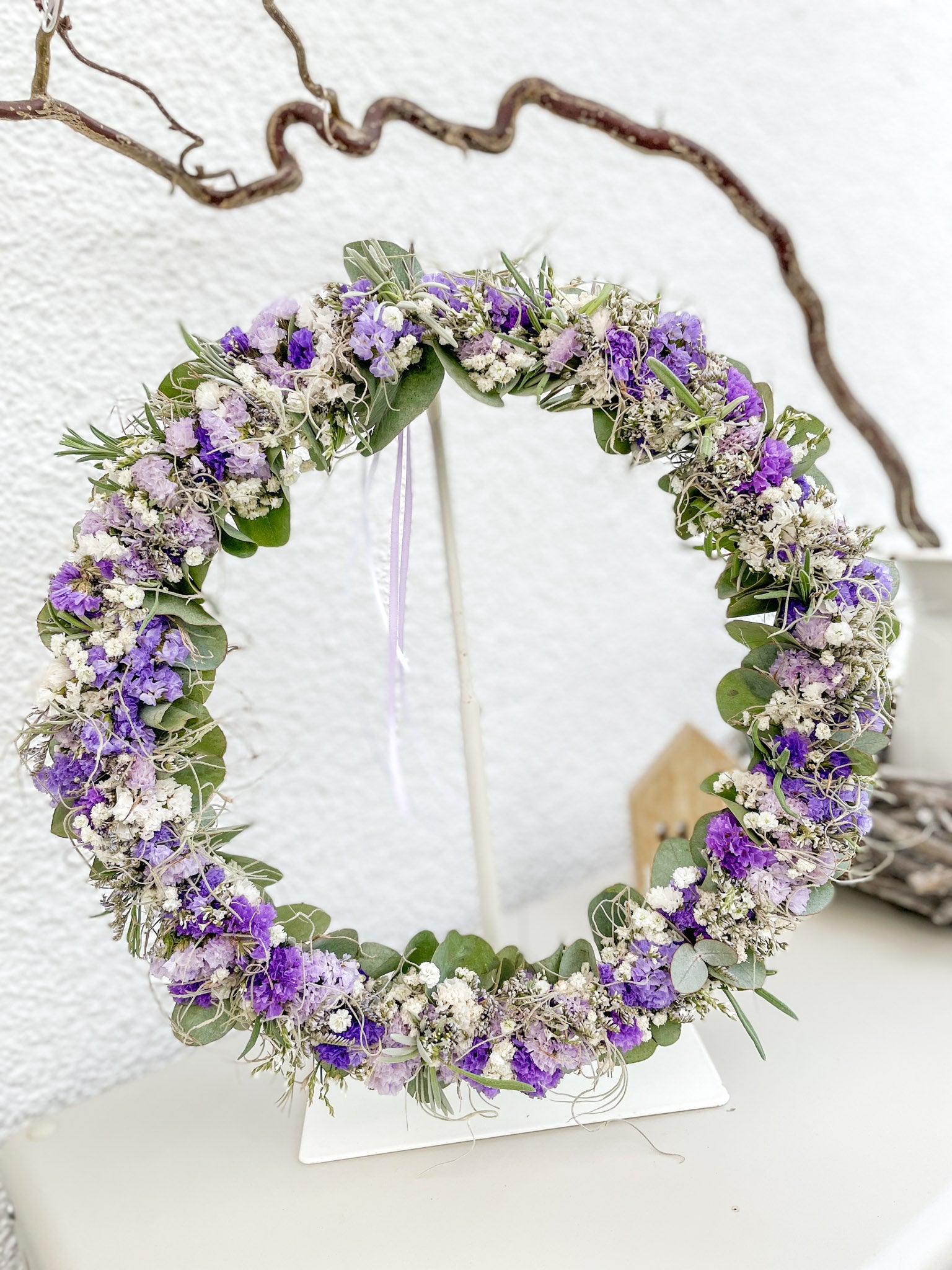 »1/1 Loop Lila« – FlowerLoop mit Farbakzenten in Lila & Tillandsia-Moos
