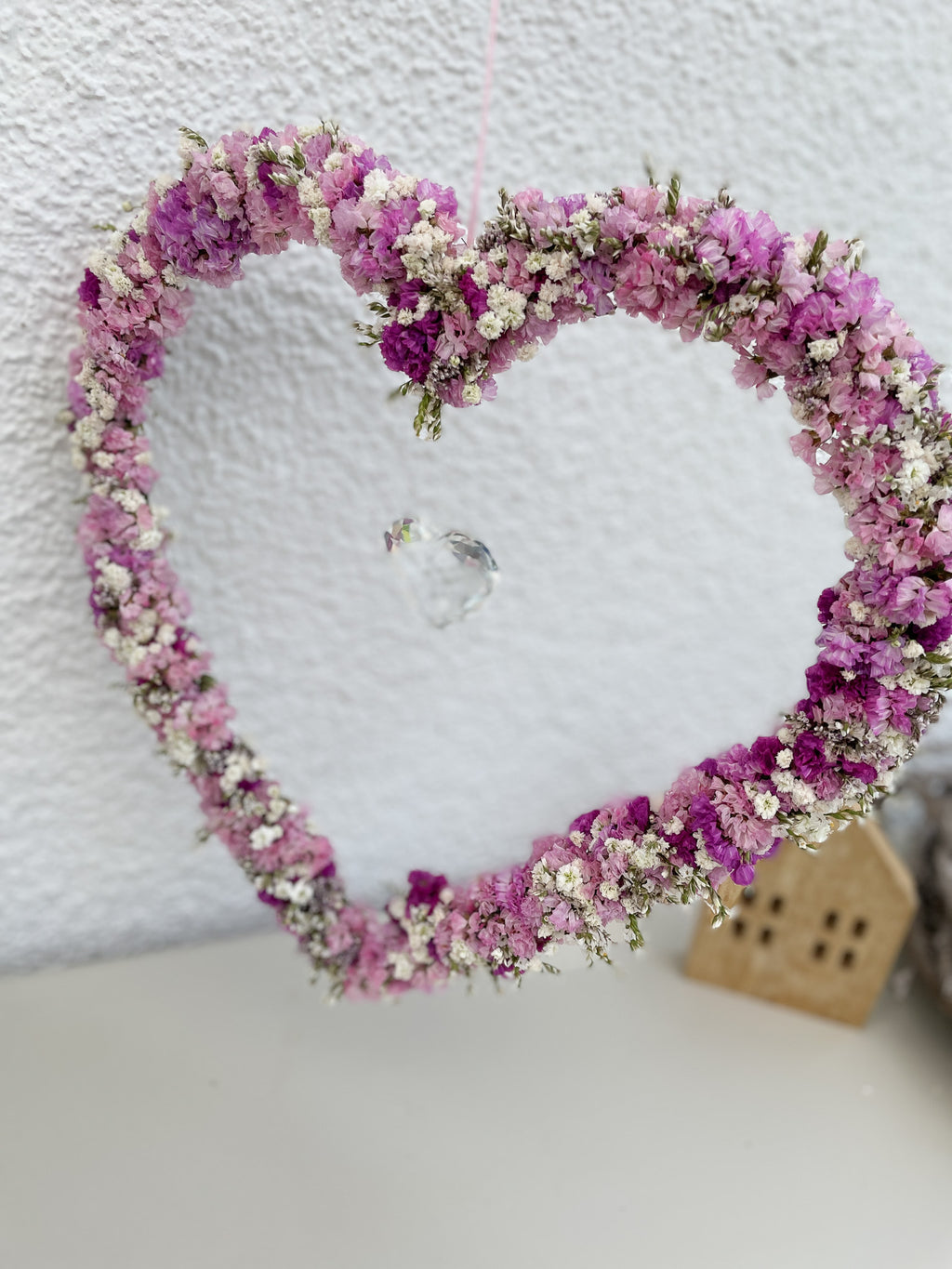 »Kristallblüten-Herz« – Blütendekor mit funkelndem Sonnenfänger