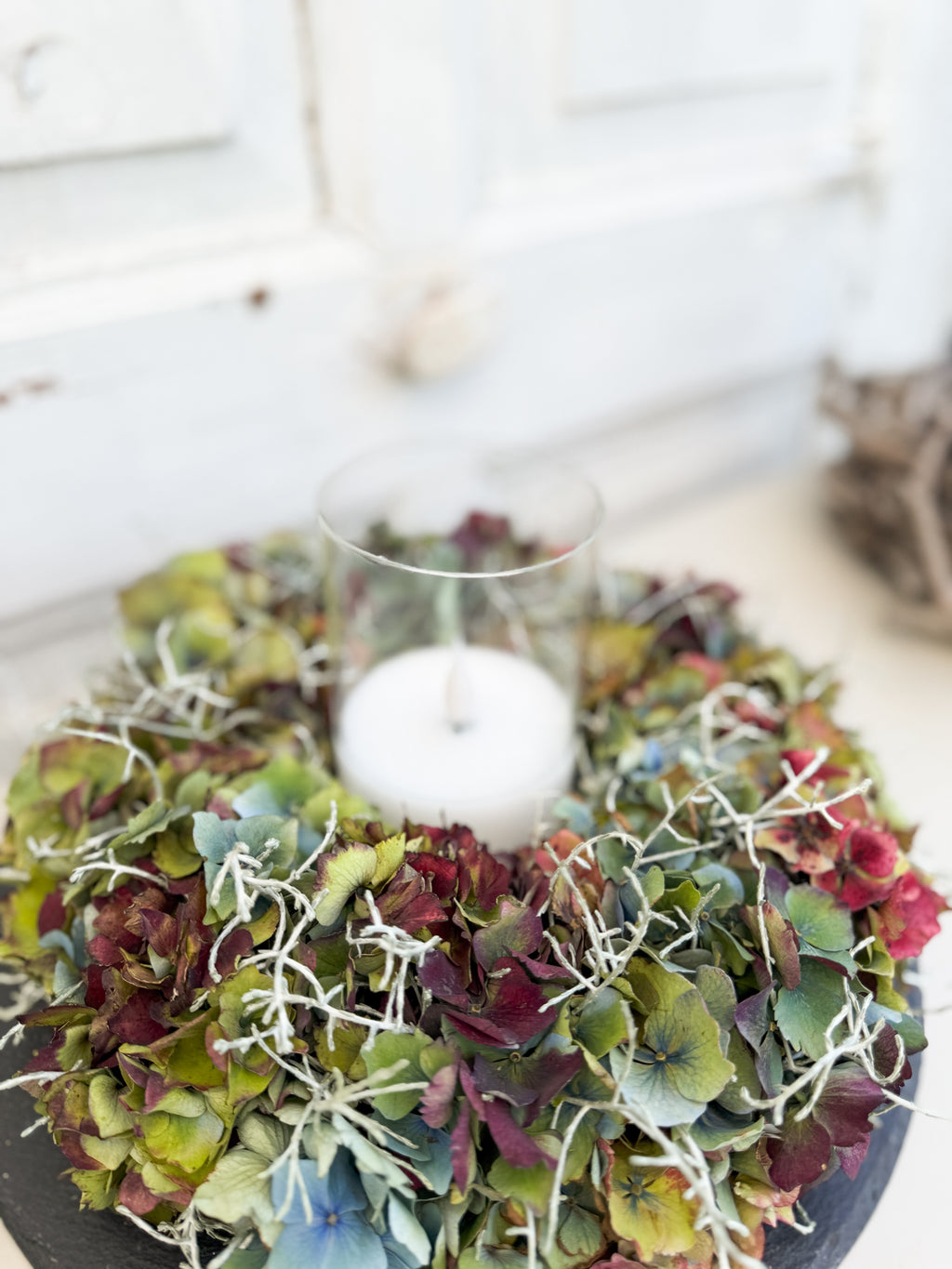 Herbstliche Tischdekoration mit Hortensie und Stacheldraht