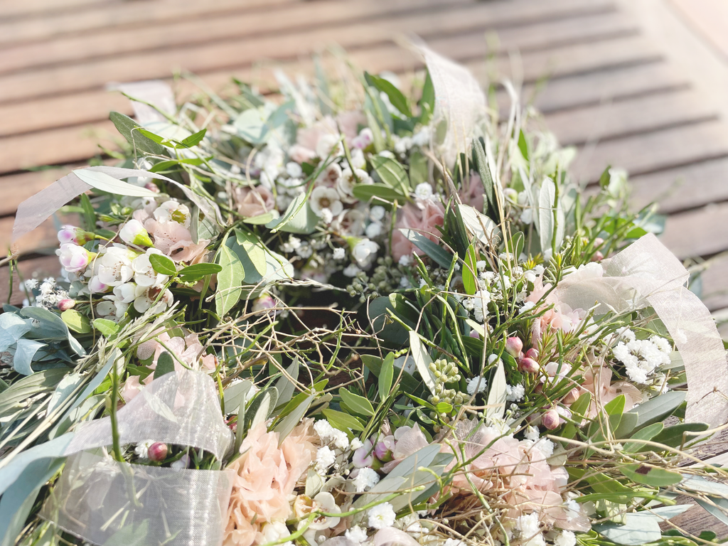 Frühlingskranz »Pfirsichzauber« – Heu-Basis mit zarten Blüten