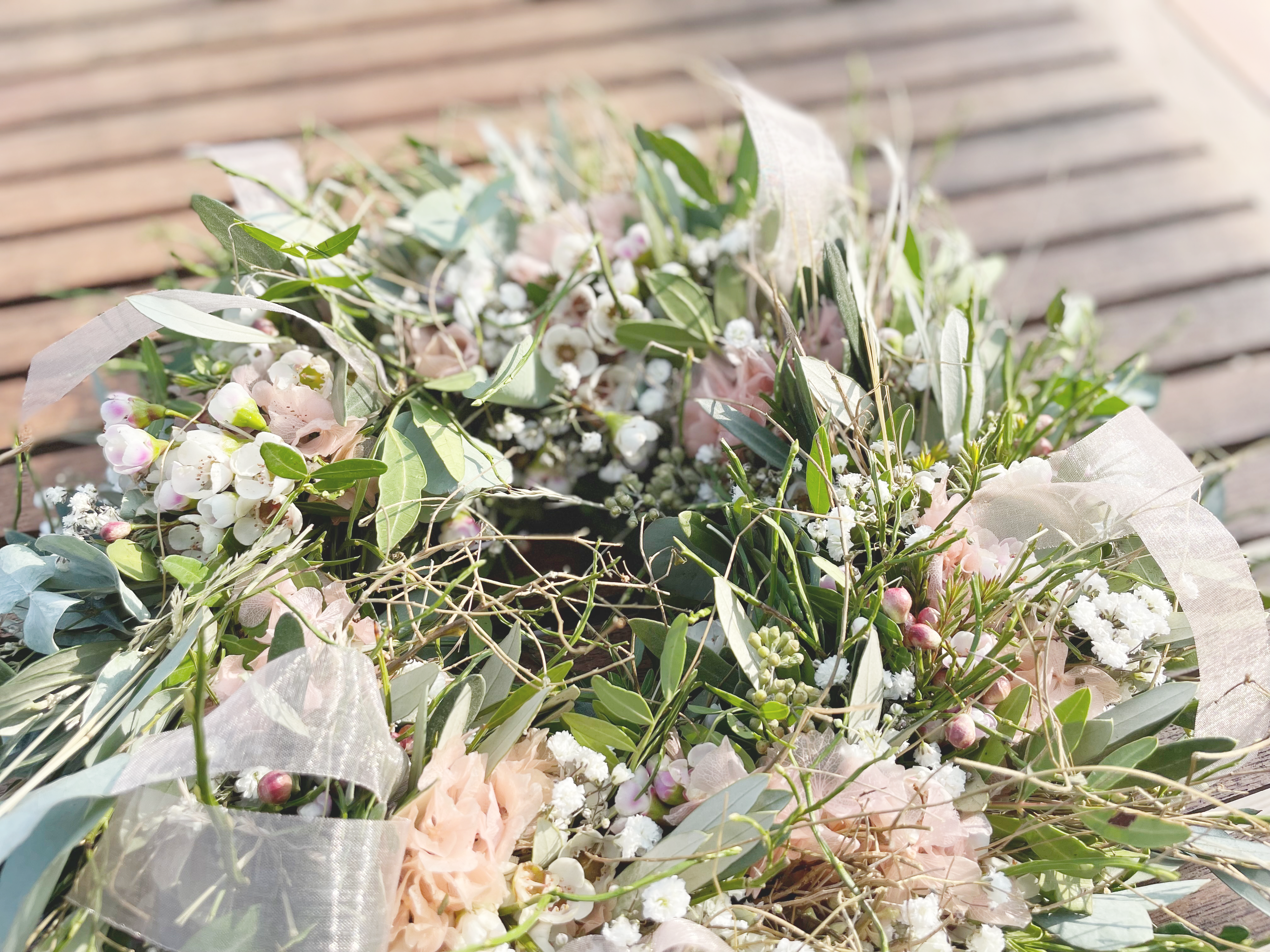 Frühlingskranz »Pfirsichzauber« – Heu-Basis mit zarten Blüten