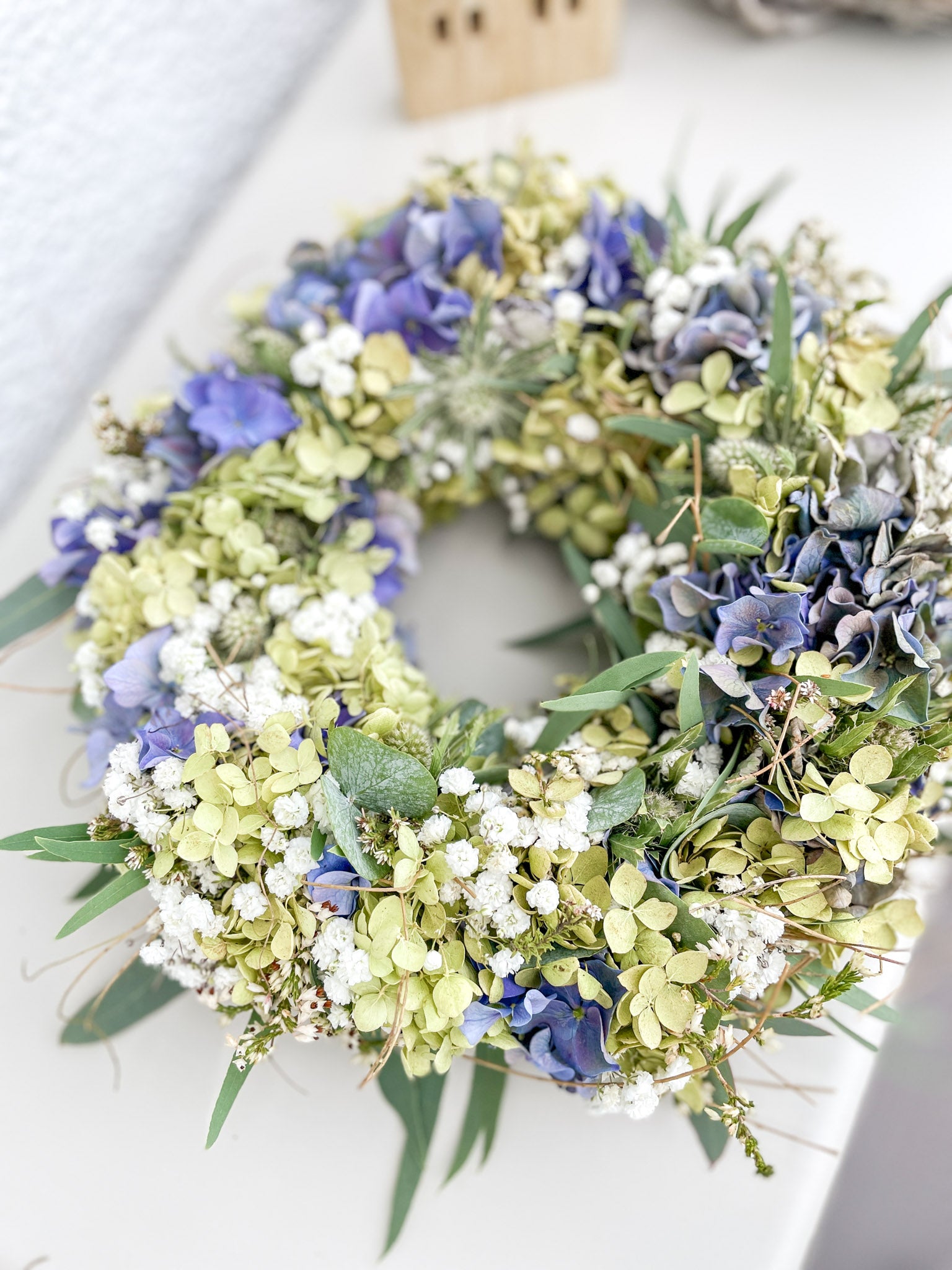 Herbstkranz »Blue Autumn Breeze« – Hortensien, Disteln & Eukalyptus