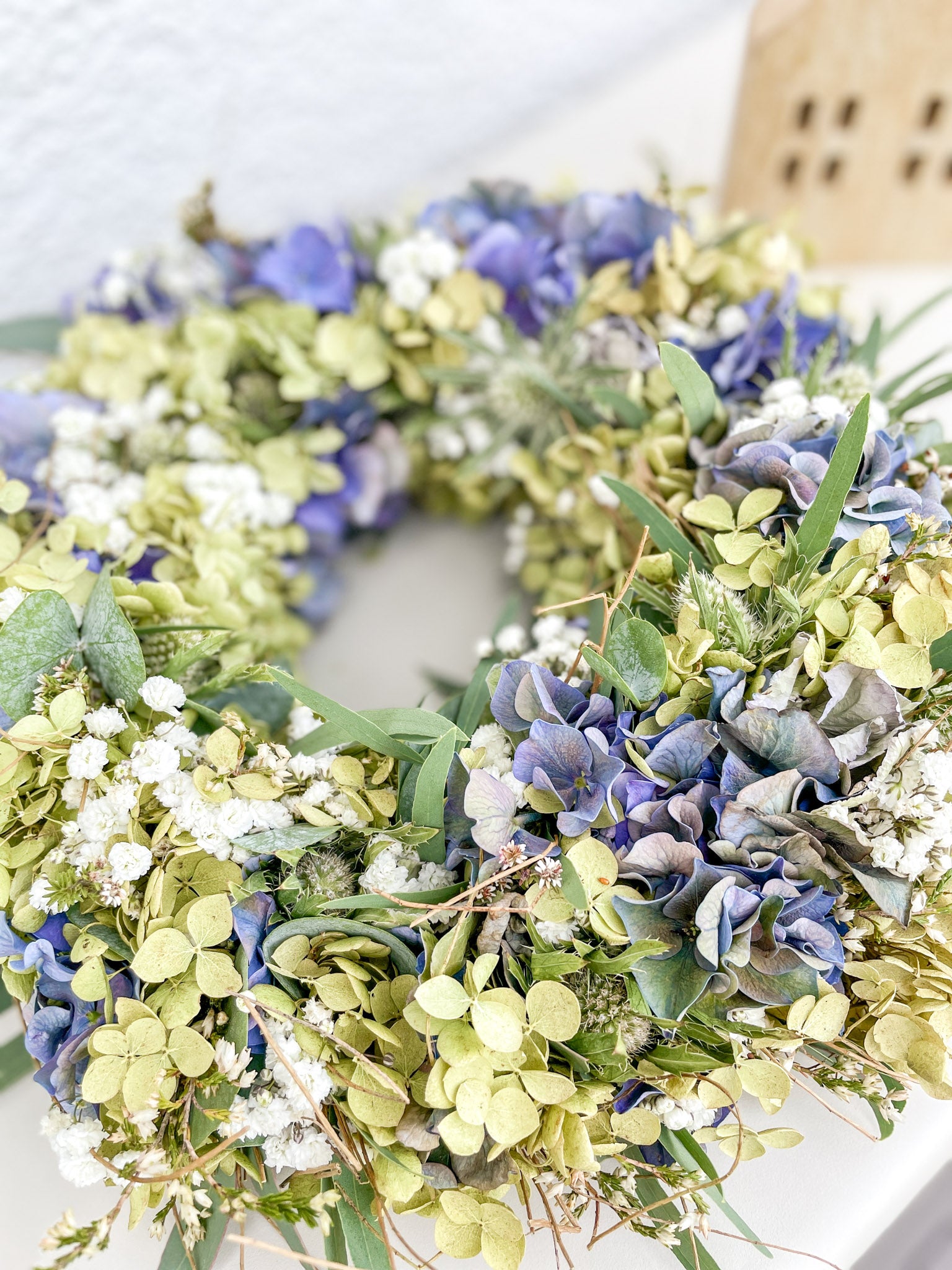 Herbstkranz »Blue Autumn Breeze« – Hortensien, Disteln & Eukalyptus