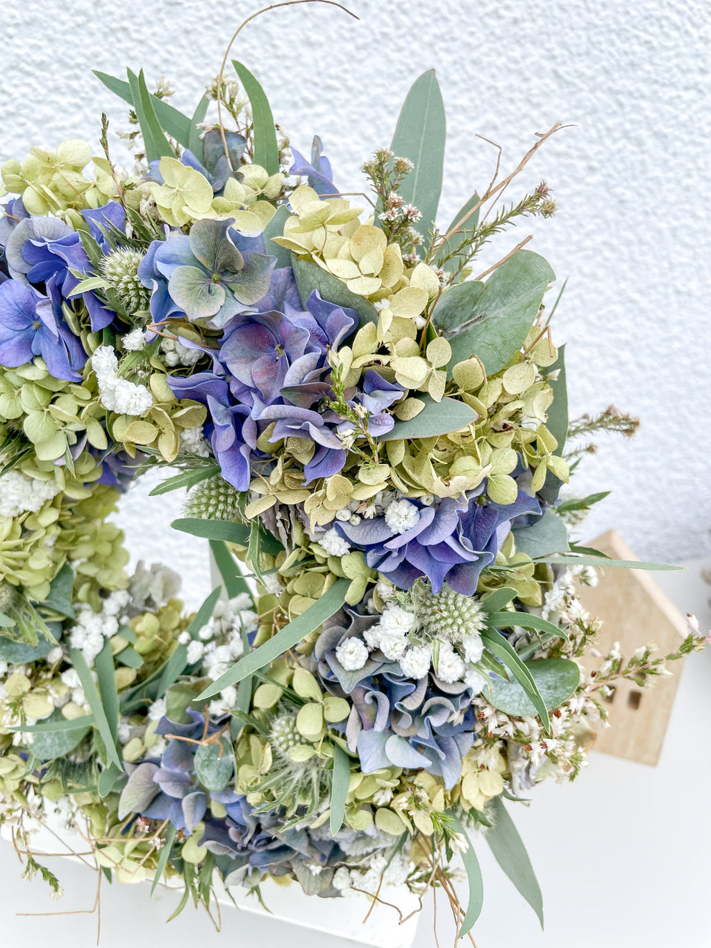 Herbstkranz »Blue Autumn Breeze« – Hortensien, Disteln & Eukalyptus