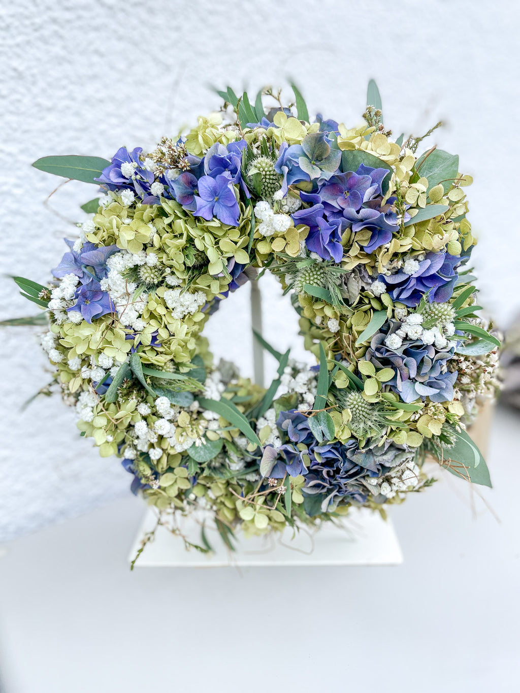 Herbstkranz »Blue Autumn Breeze« – Hortensien, Disteln & Eukalyptus