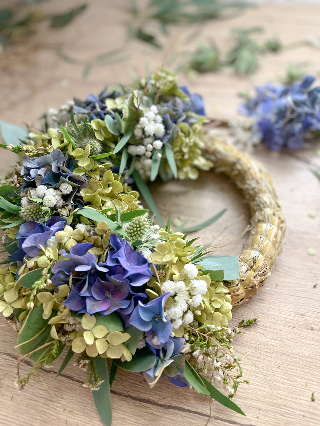 Herbstkranz »Blue Autumn Breeze« – Hortensien, Disteln & Eukalyptus