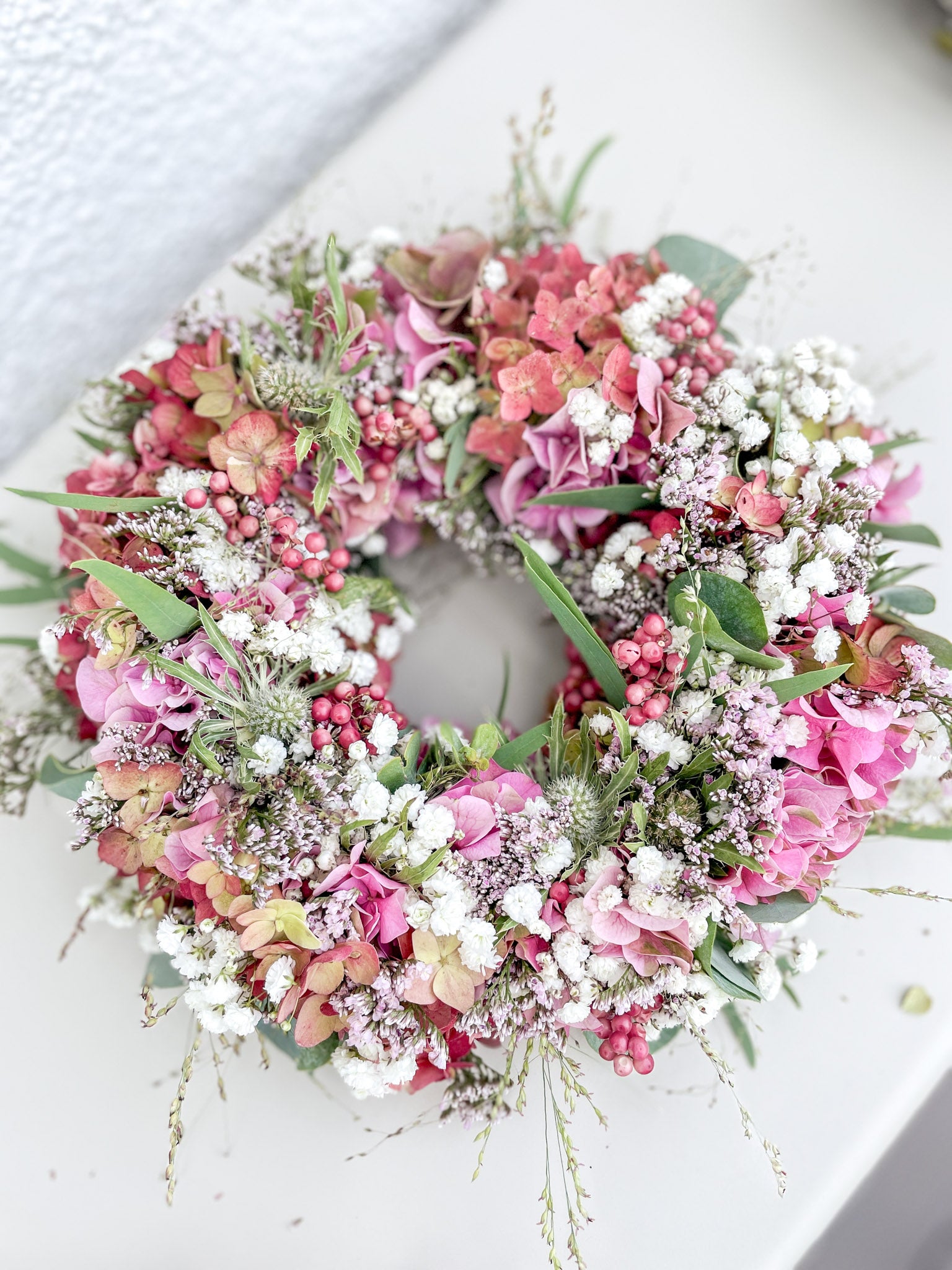 Herbstkranz »Rosé Harmony« – Hortensien, Disteln & Eukalyptus