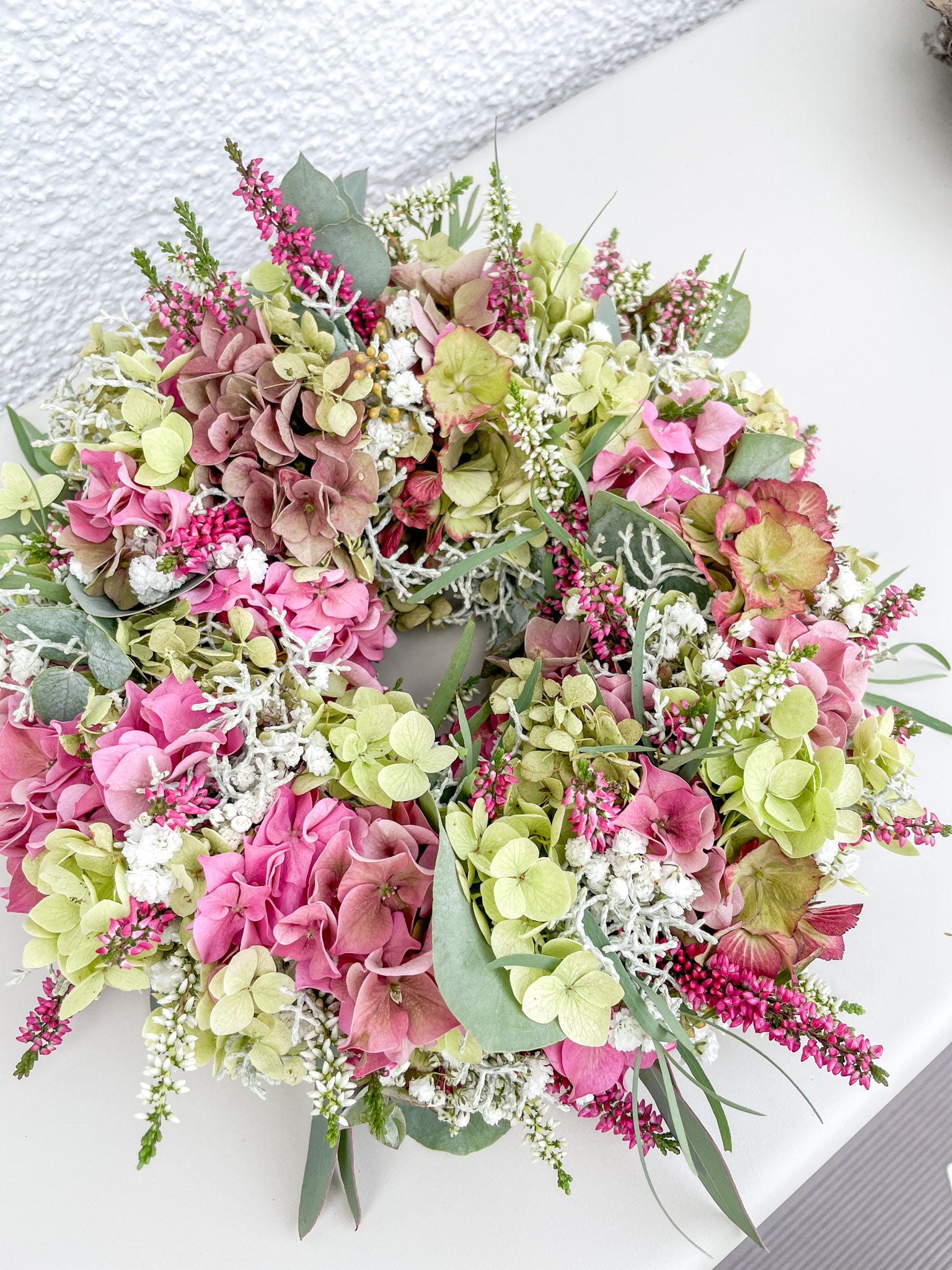 Spätsommerkranz »Late Summer Glow« – Hortensien, Erika & Eukalyptus