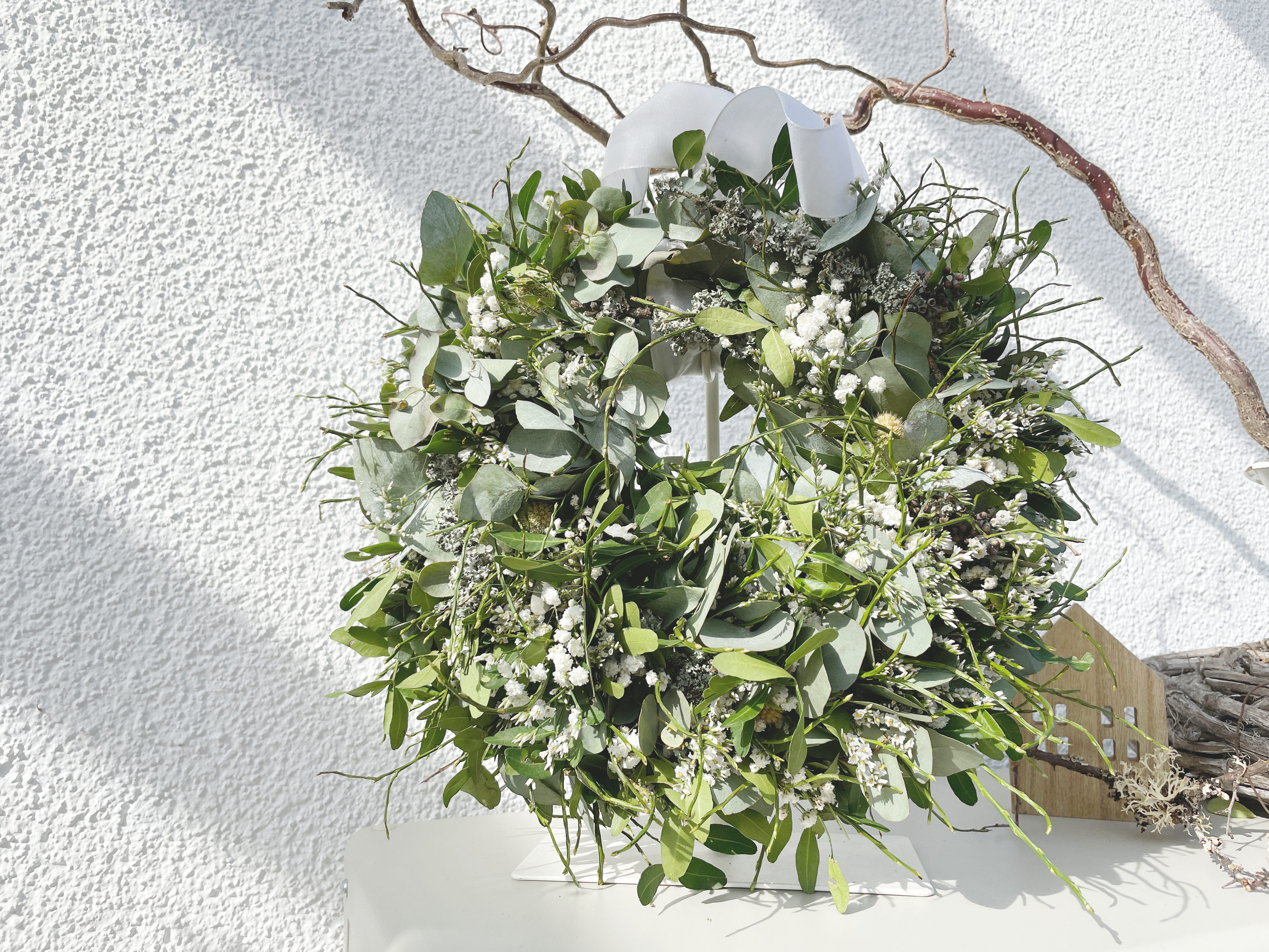 Alltime-Kranz »Naturweiß« – Grüner Kranz mit weißen Blütenakzenten