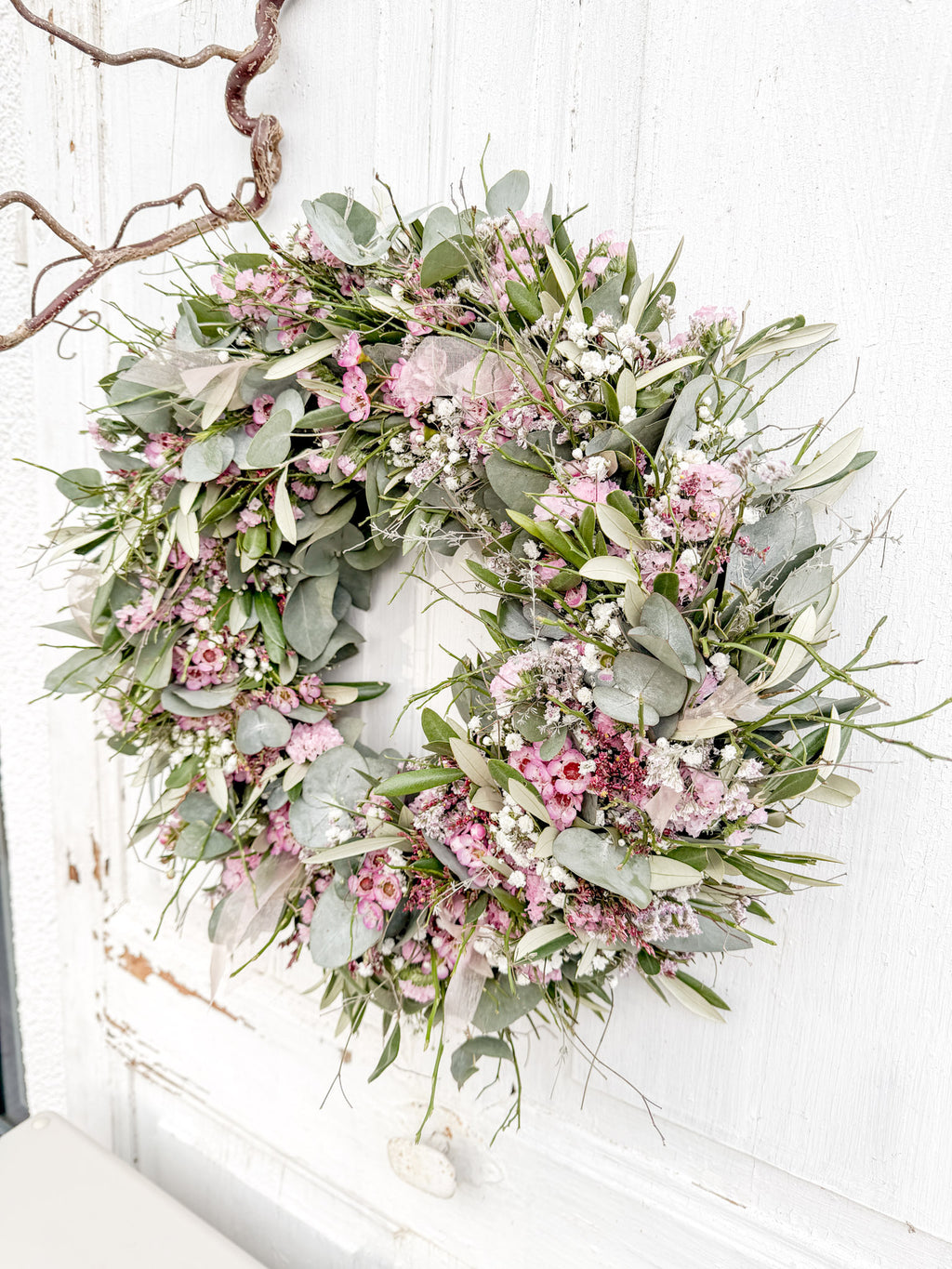 Frühlingskranz »Rosentau« – rosa Strandflieder, Wachsflower und Eukalyptus