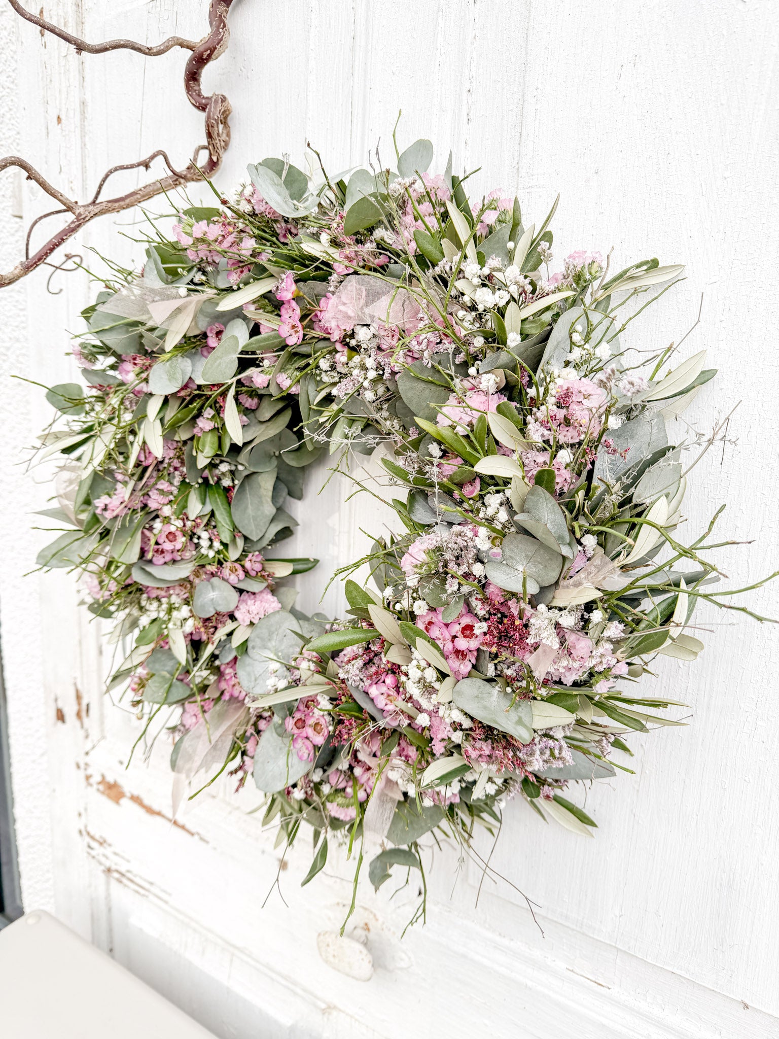 Frühlingskranz »Rosentau« – rosa Strandflieder, Wachsflower und Eukalyptus