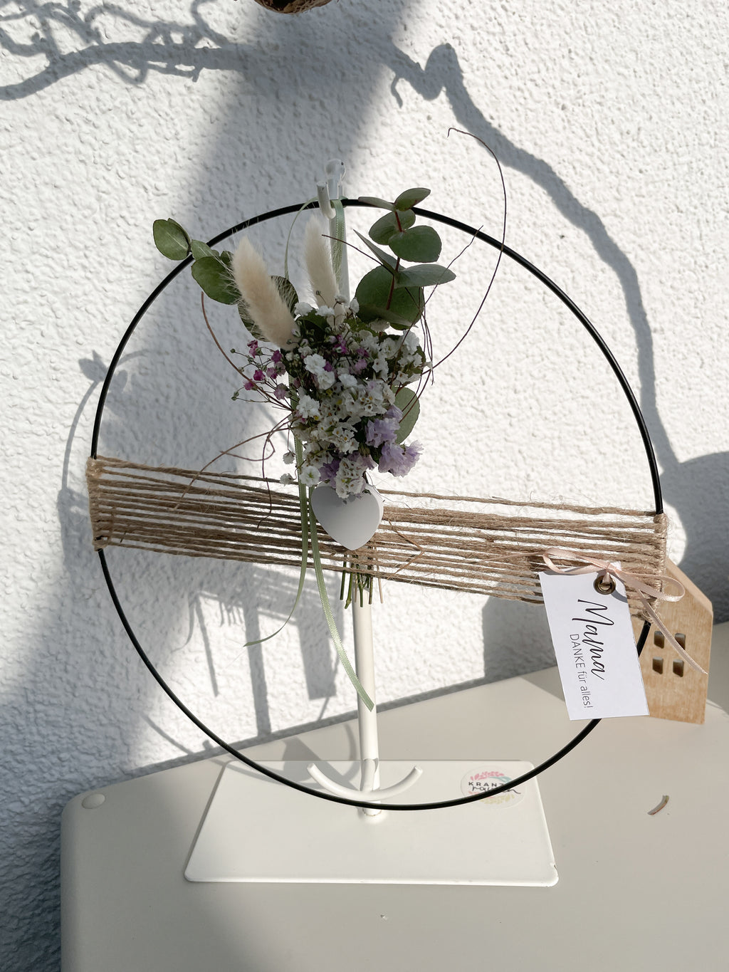 Handgemachter Metallring mit Jute, Satinband und floraler Dekoration zum Aufhängen