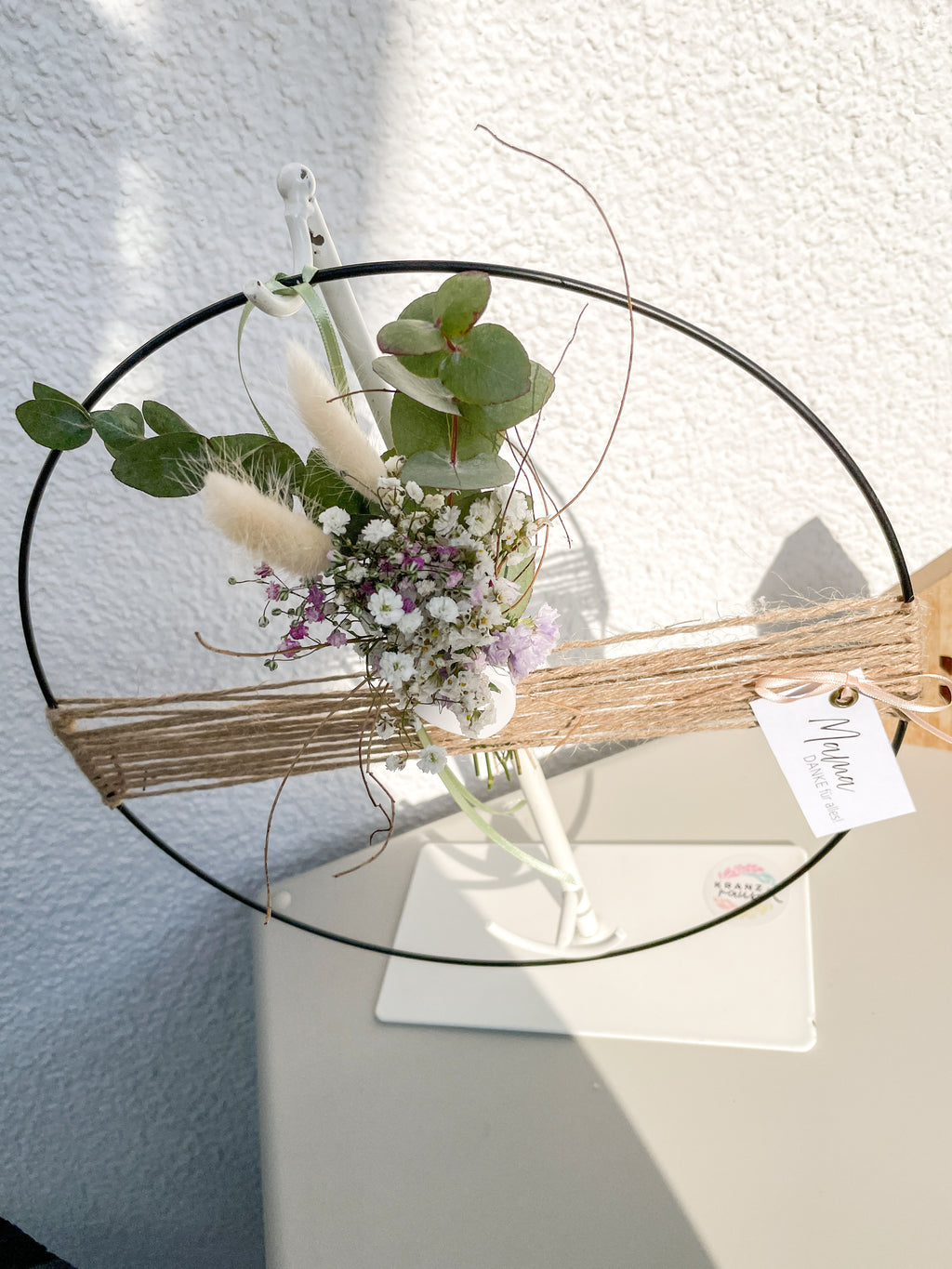 Mini-Bouquet in Rosa, Weiß oder Lila als floraler Akzent im Metallring