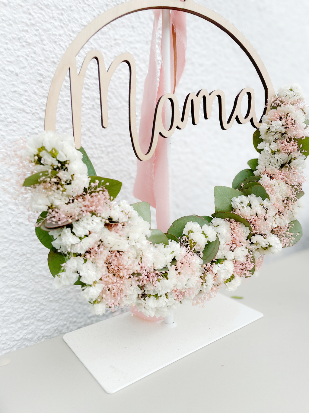 Handgemachter Holzloop mit halber floraler Dekoration aus frischem Eukalyptus und Blüten, in Rosé