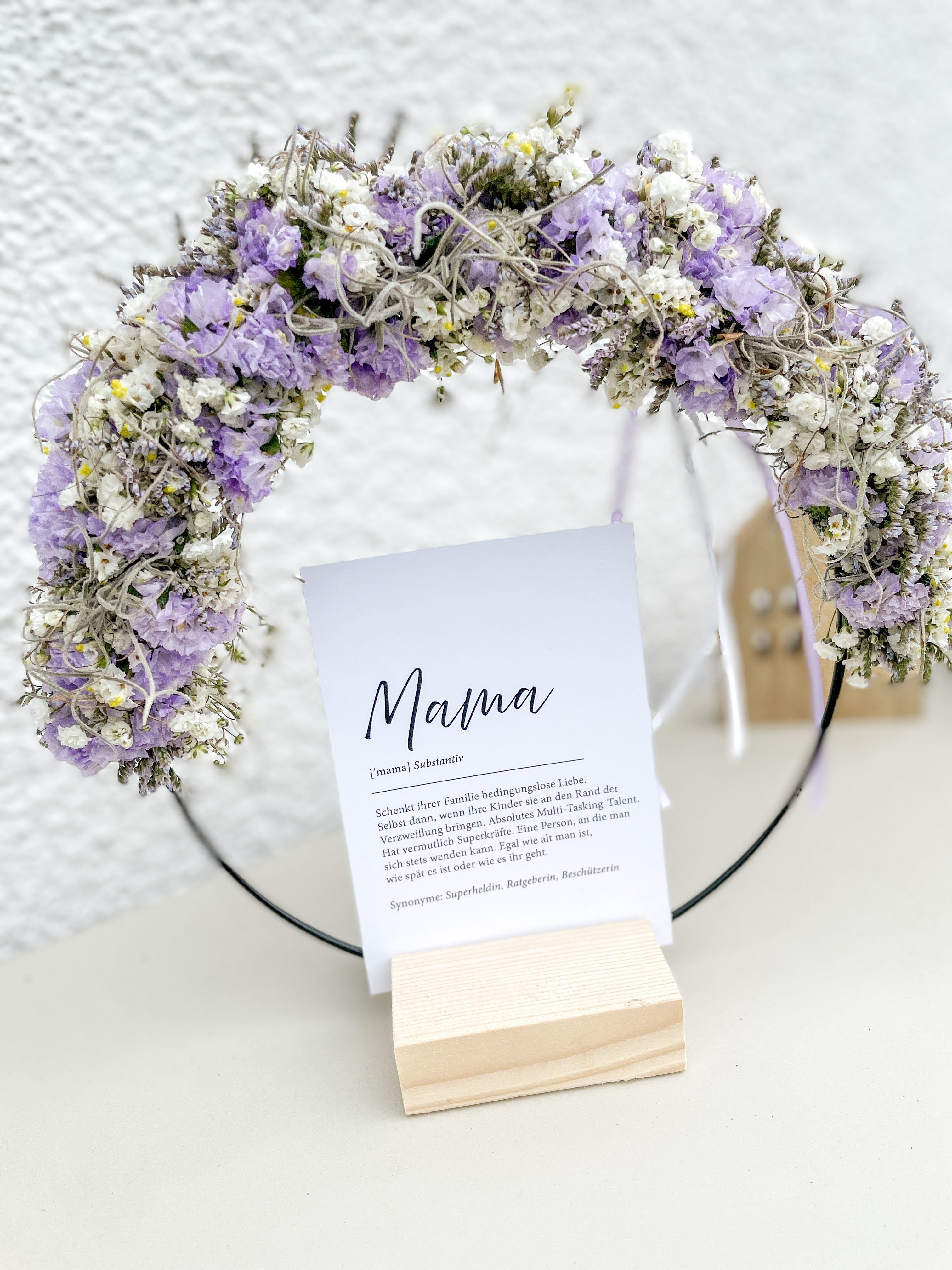 1/2 Flowerloop »Mama« als moderne florale Muttertagsdekoration mit Botschaft