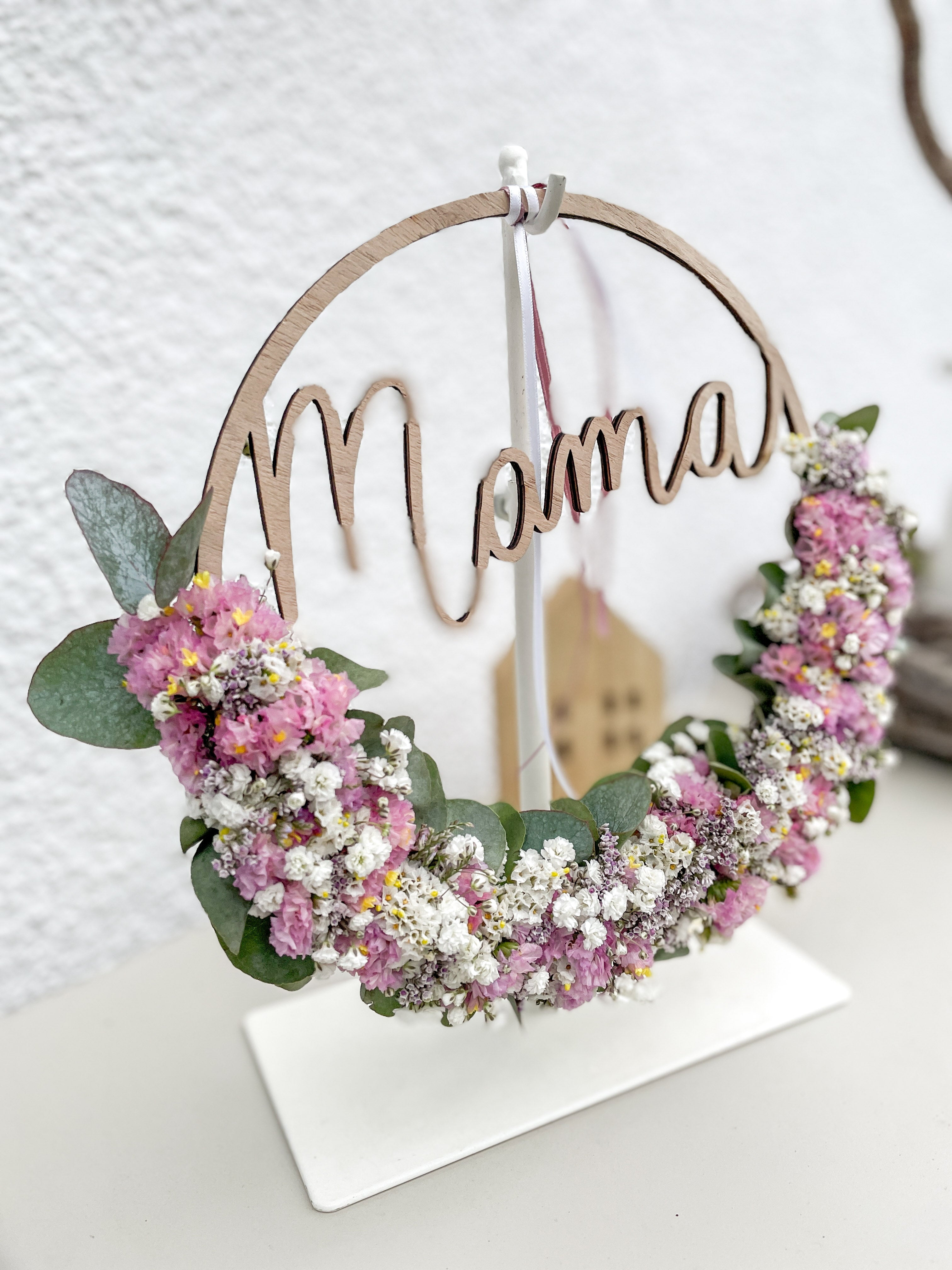 Handgemachter Holzloop mit halber floraler Dekoration aus frischem Eukalyptus und Blüten, in Rosa