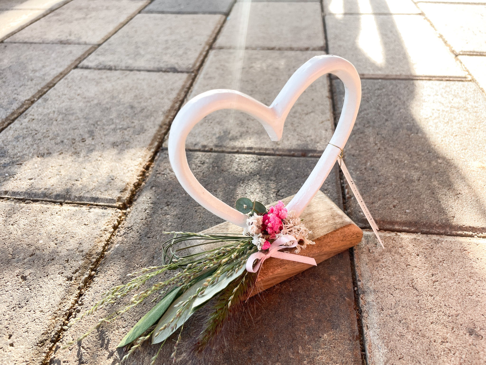 »Blütenherz auf Holzsockel« – zart & liebevoll dekoriert