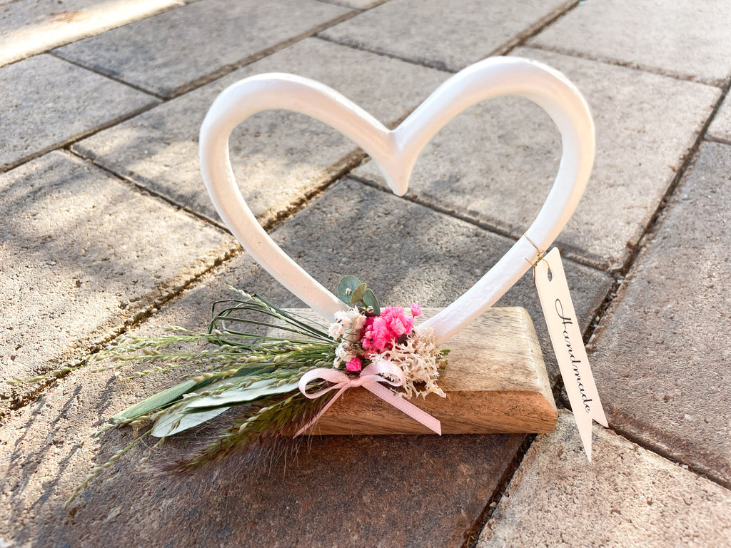 »Blütenherz auf Holzsockel« – zart & liebevoll dekoriert