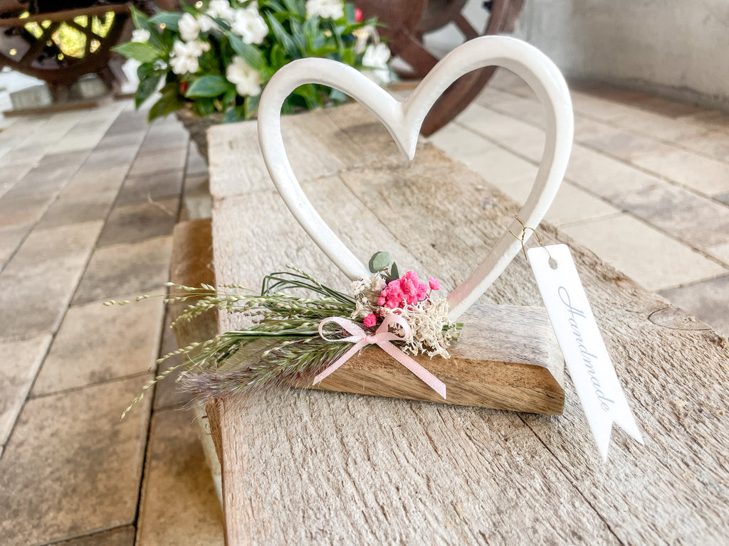 »Blütenherz auf Holzsockel« – zart & liebevoll dekoriert