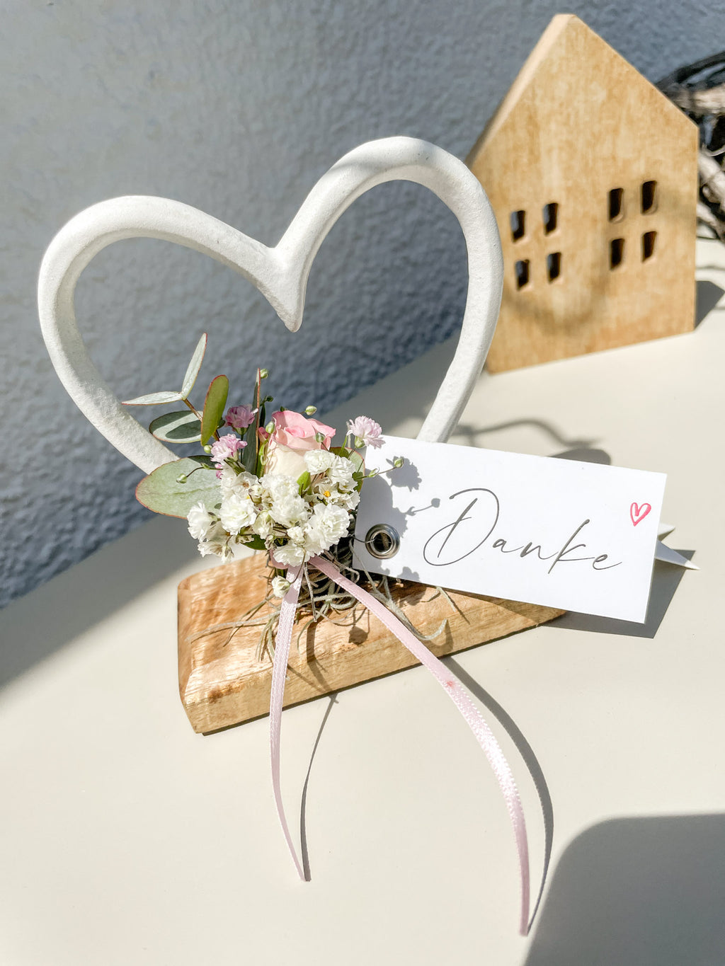 »Blütenherz auf Holzsockel« – zart & liebevoll dekoriert