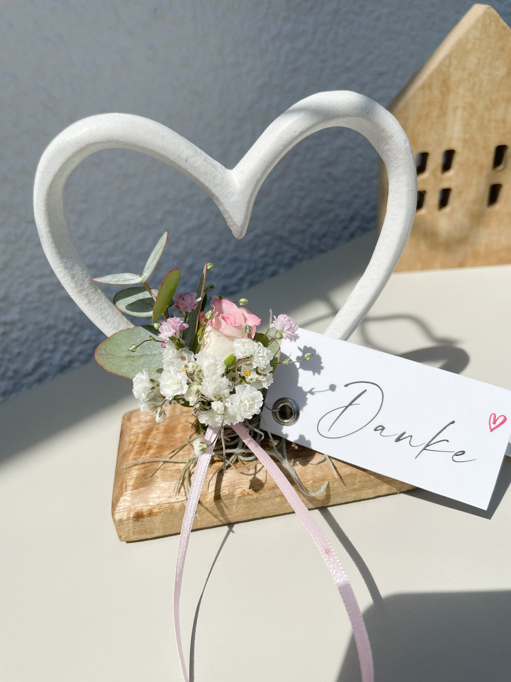»Blütenherz auf Holzsockel« – zart & liebevoll dekoriert