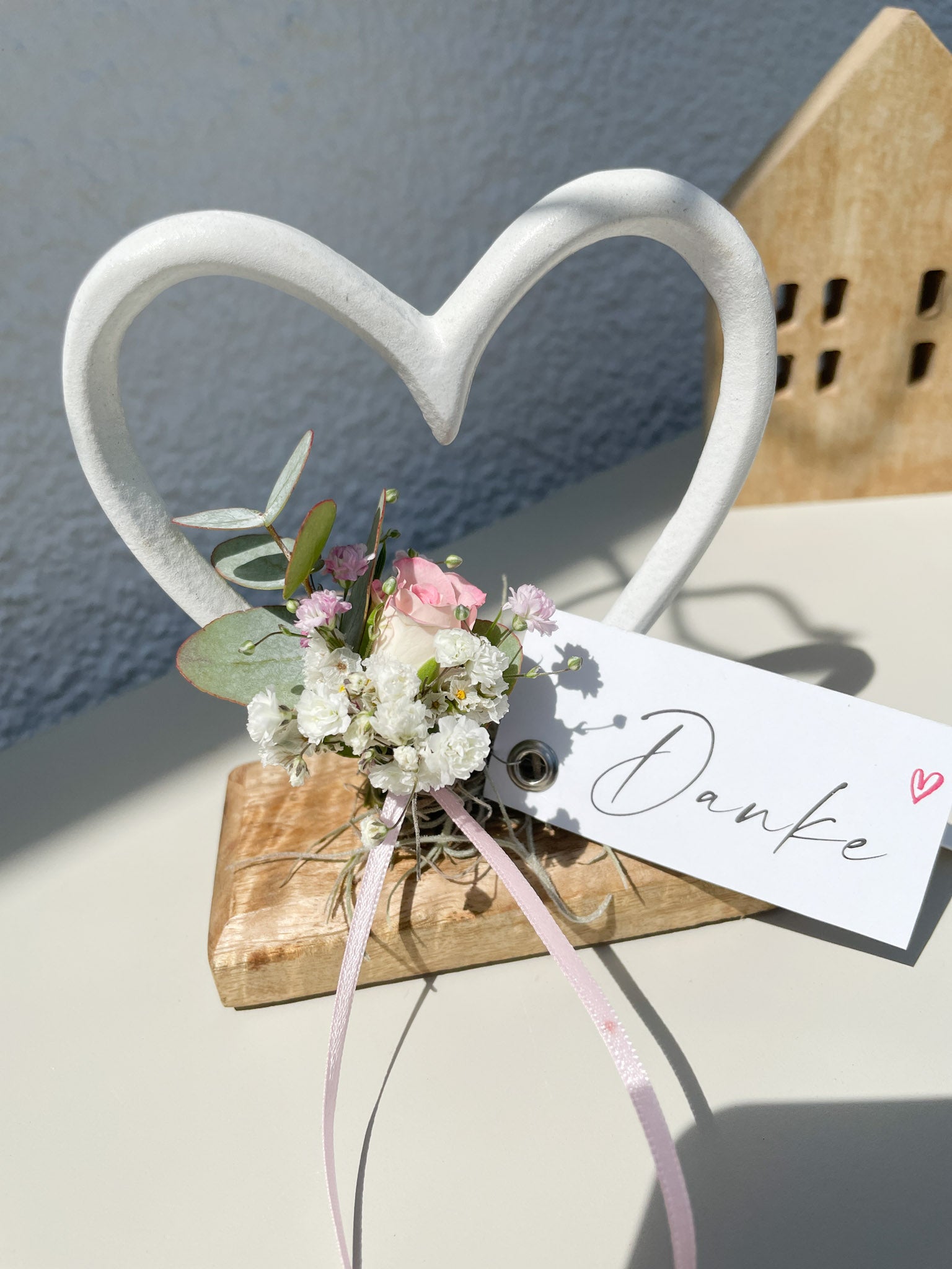»Blütenherz auf Holzsockel« – zart & liebevoll dekoriert