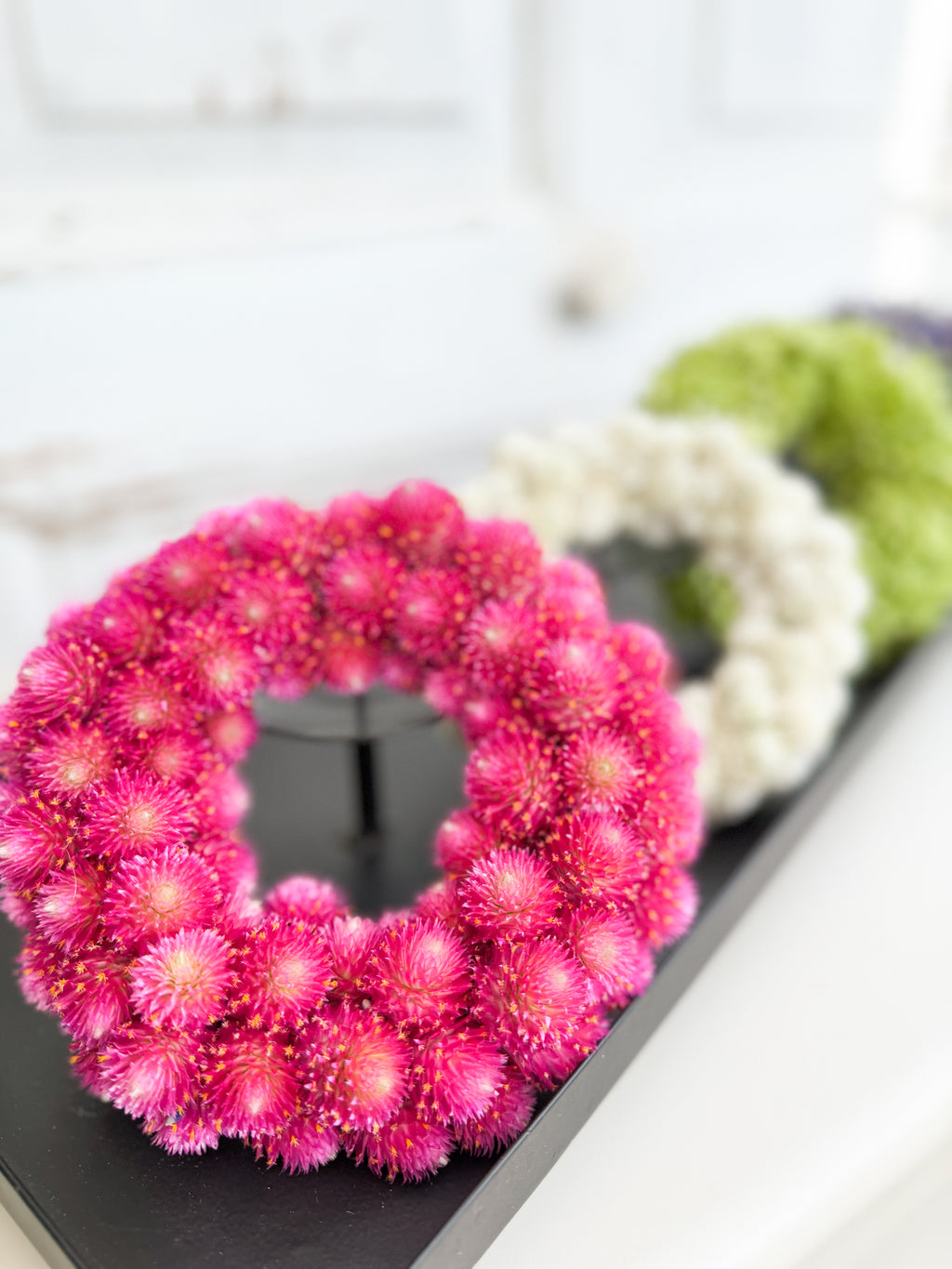 Pinker Mini-Kranz mit frischem Kugelamaranth auf Heuring