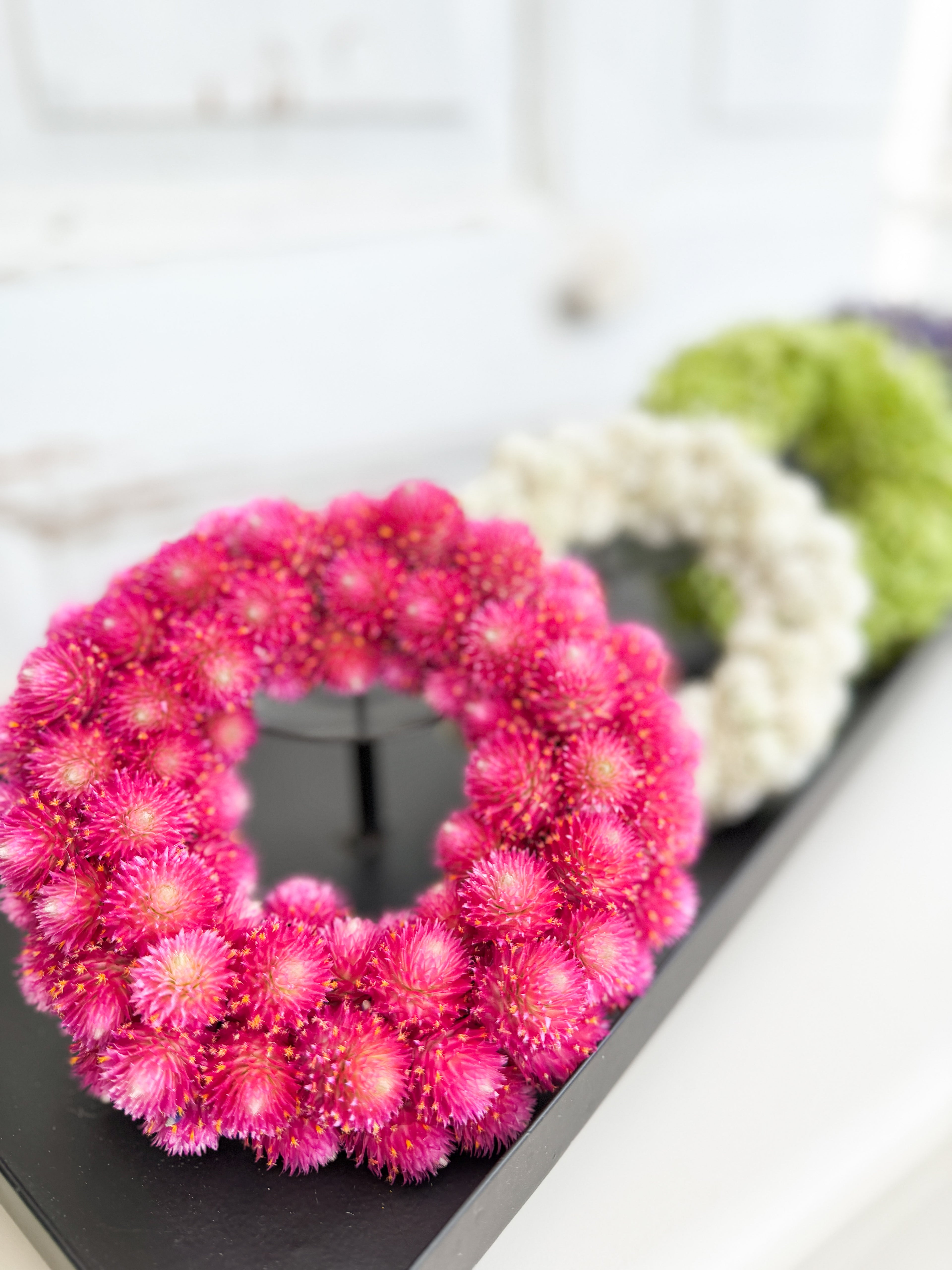 Pinker Mini-Kranz mit frischem Kugelamaranth auf Heuring