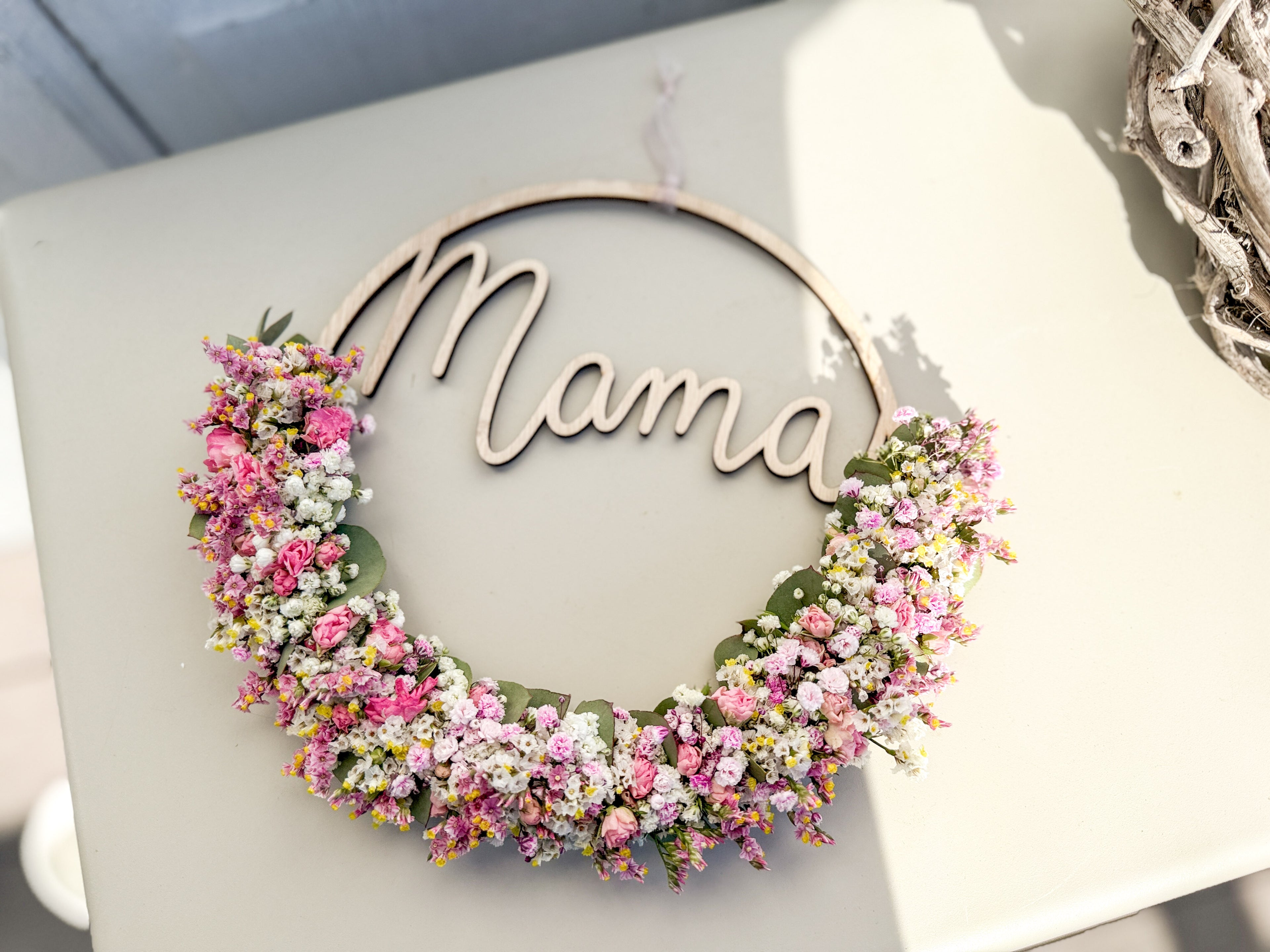 Handgemachter Holzloop mit halber floraler Dekoration aus frischem Eukalyptus und Blüten, ergänzt um kleine Rosen ohne Tillandsia Moos