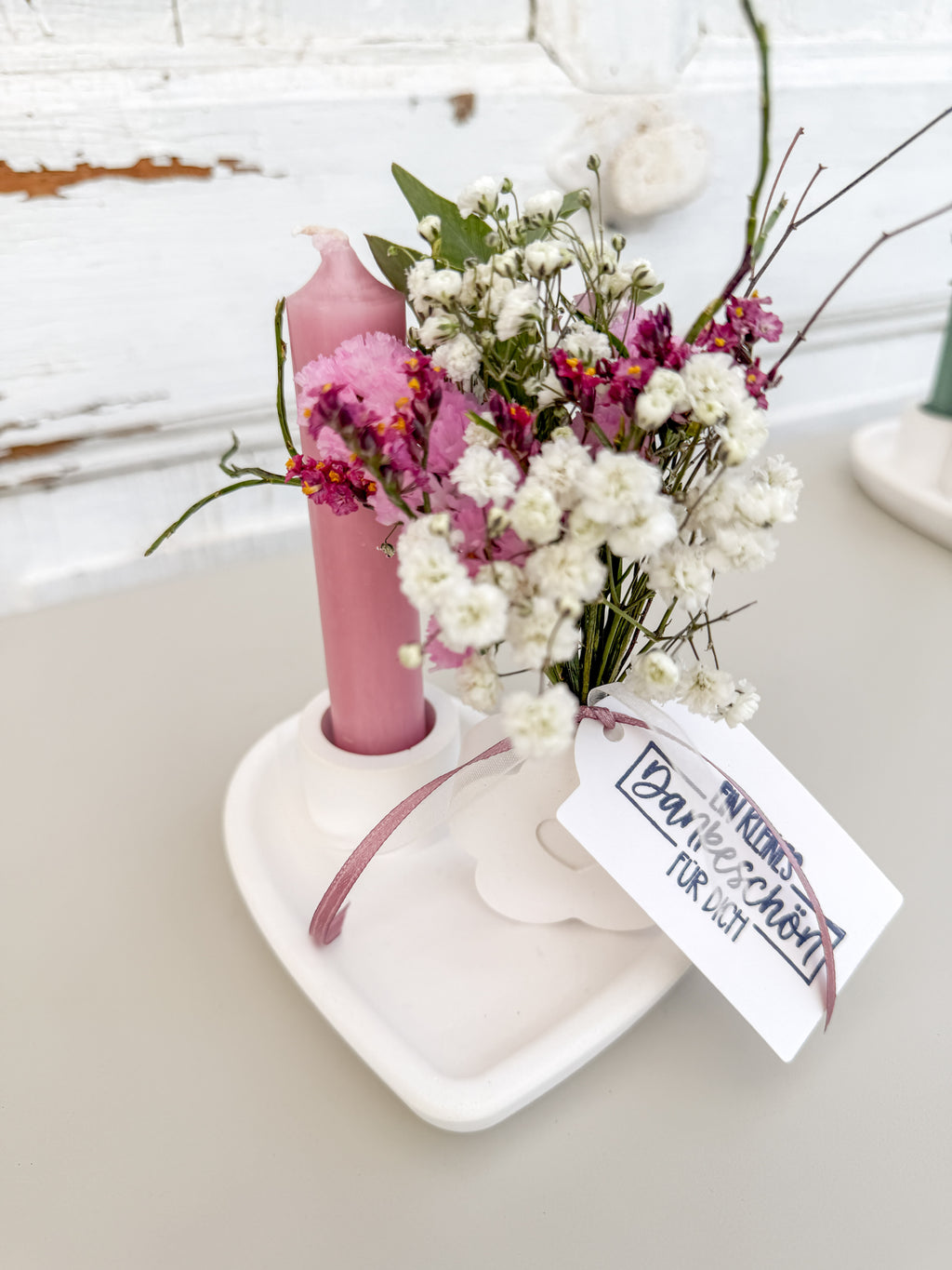 Raysinschale Herzform mit rosa Stabkerze und farblich abgestimmtem Blumenbouquet Wachsflower