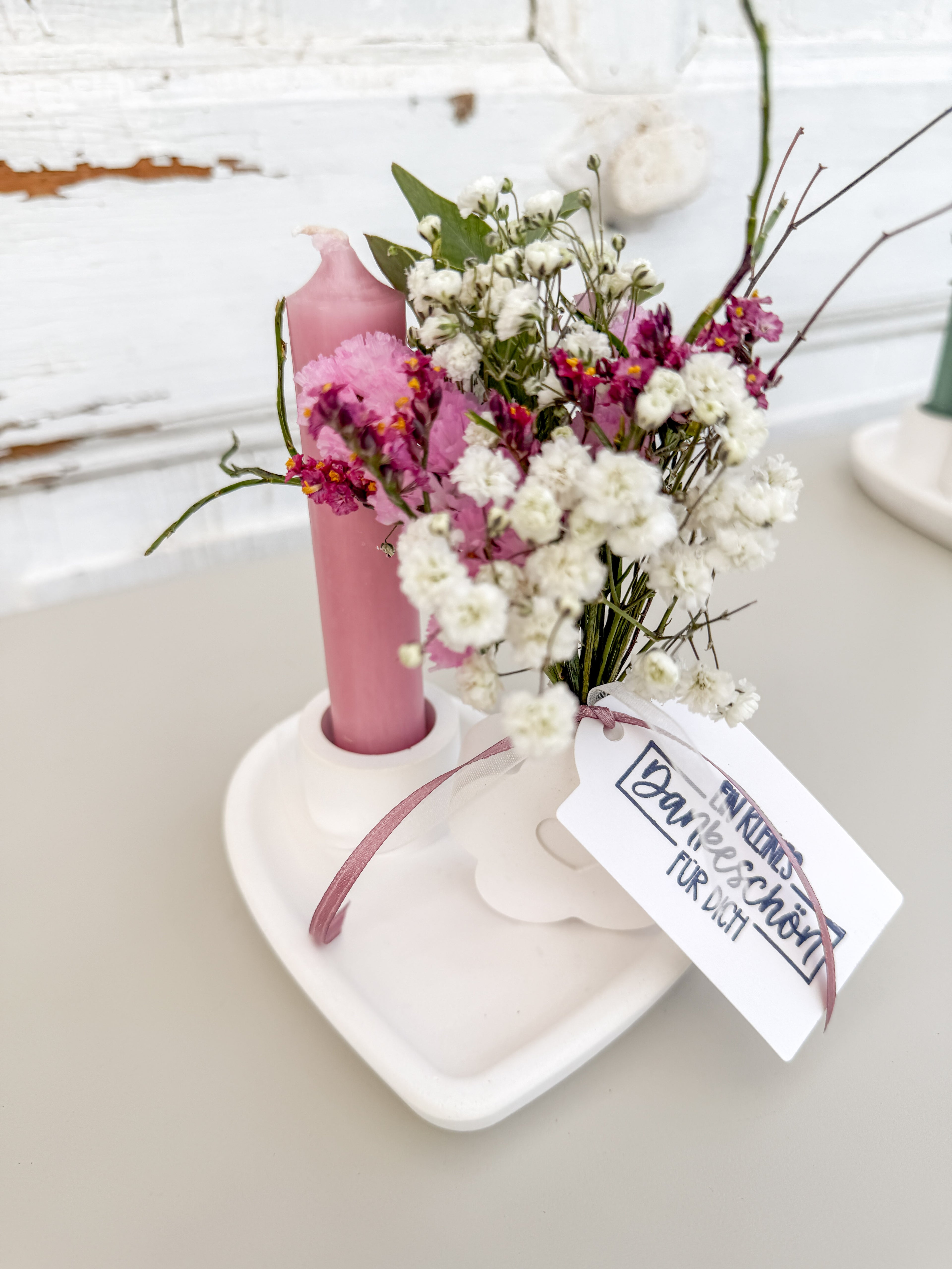 Raysinschale Herzform mit rosa Stabkerze und farblich abgestimmtem Blumenbouquet Wachsflower
