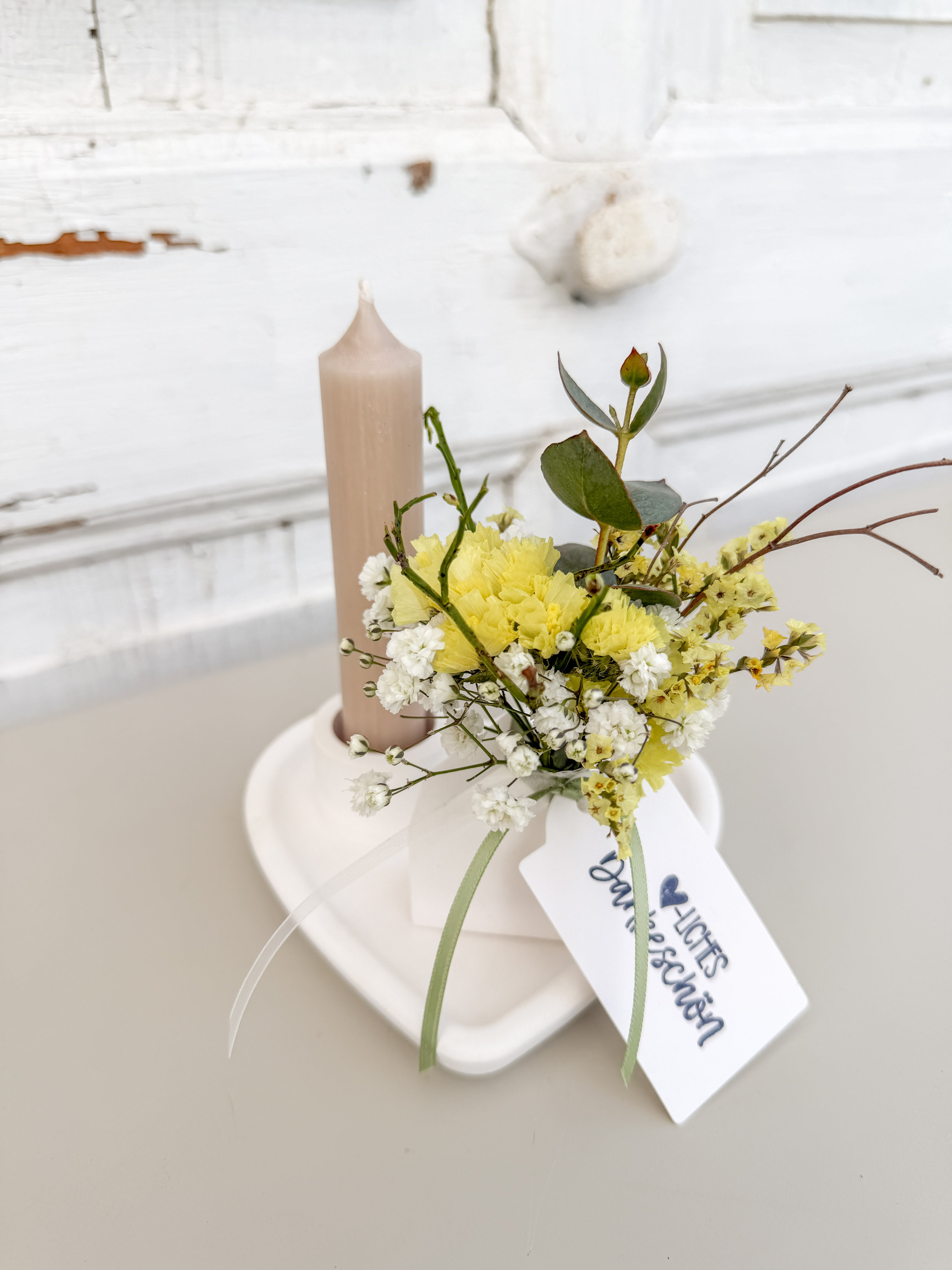 Raysinschale Herzform mit Stabkerze in cremebeige und farblich abgestimmtem Blumenbouquet in gelb