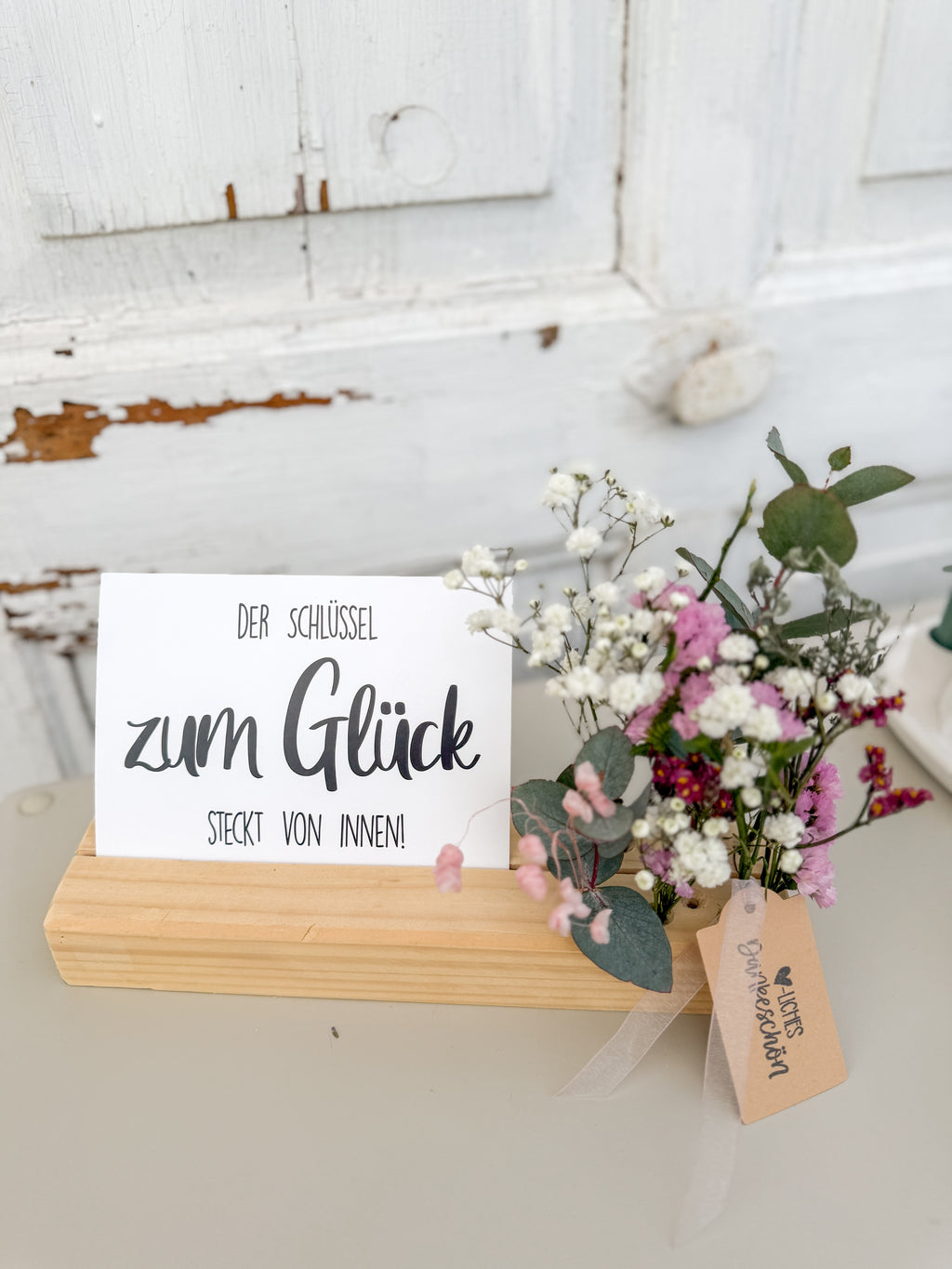 »Flowerboard Karte« – Fichtenholzboard mit Mini-Blütenarrangement und Platz für eine Postkarte, handgefertigtes Dekoelement