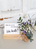 »Flowerboard Karte« – Fichtenholzboard mit Mini-Blütenarrangement und Platz für eine Postkarte, handgefertigtes Dekoelement
