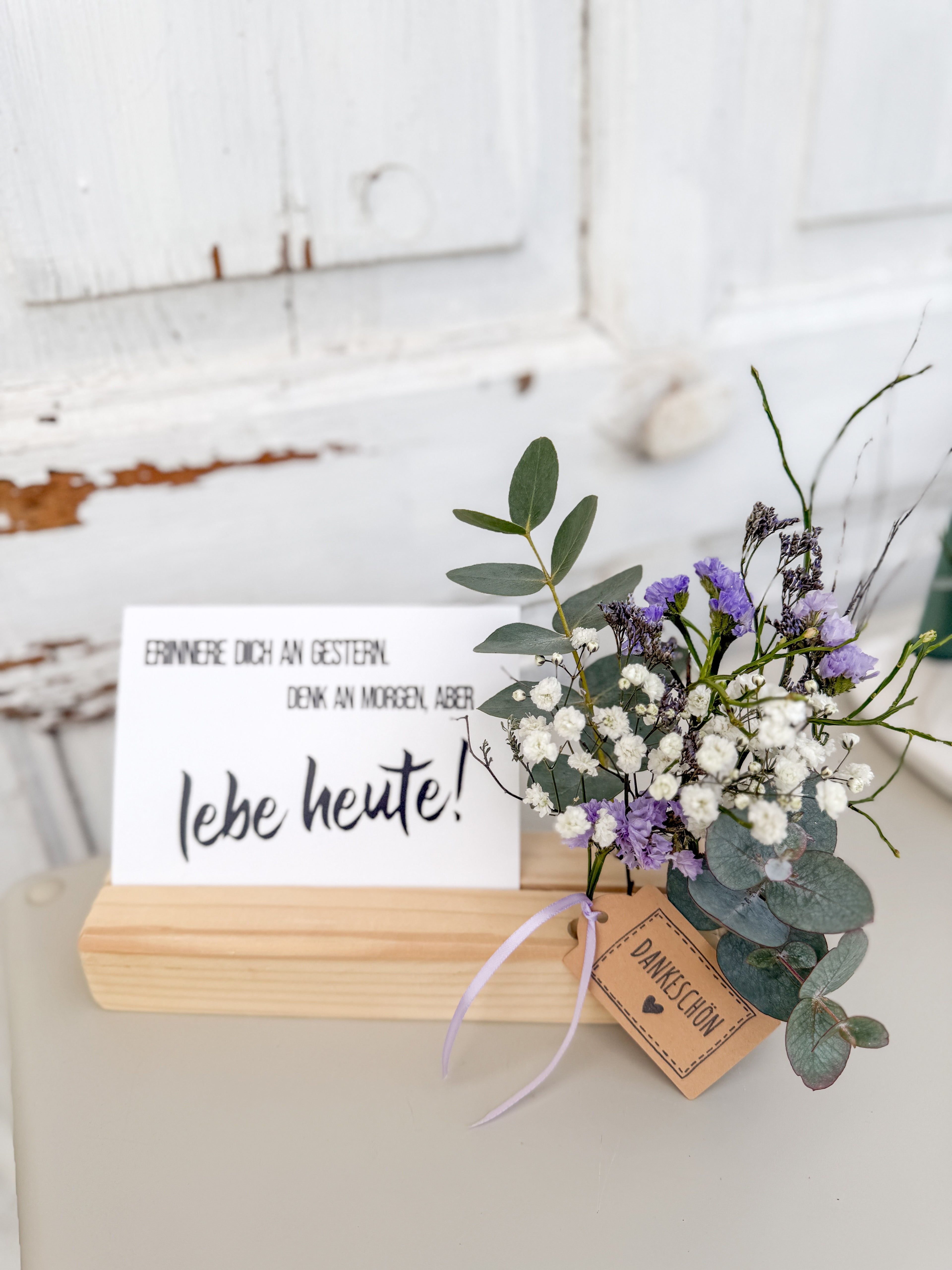 »Flowerboard Karte« – Fichtenholzboard mit Mini-Blütenarrangement und Platz für eine Postkarte, handgefertigtes Dekoelement