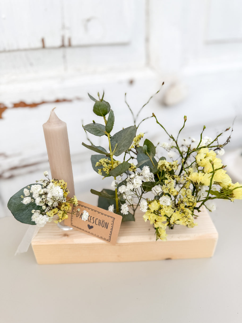 »Flowerboard Mini« auf Fichtenholz – dekoratives Board mit Stabkerze (H 13 cm) und farblich passendem Blütenarrangement aus Eukalyptus und getrockneten Blüten. 