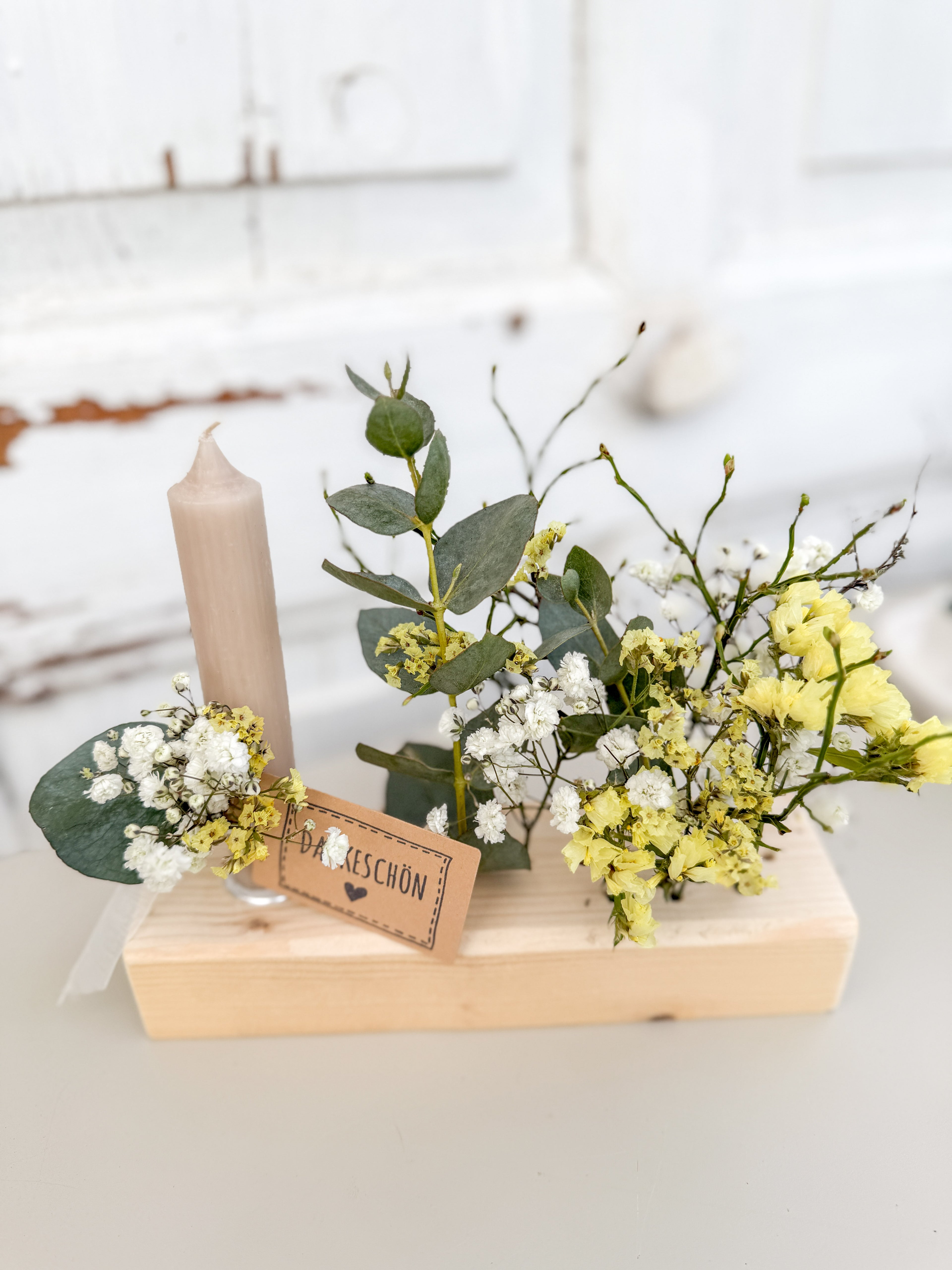 »Flowerboard Mini« auf Fichtenholz – dekoratives Board mit Stabkerze (H 13 cm) und farblich passendem Blütenarrangement aus Eukalyptus und getrockneten Blüten. 