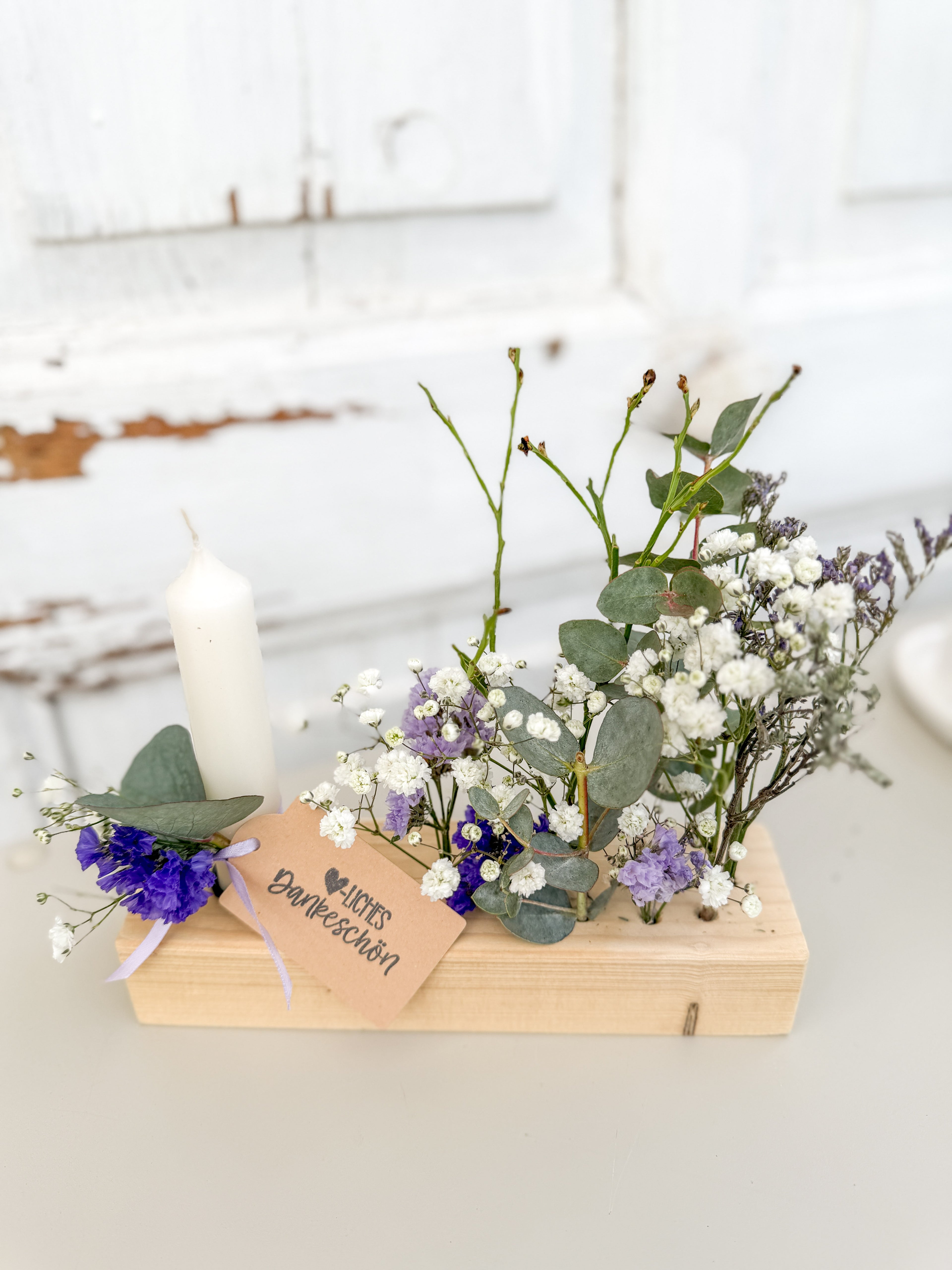 »Flowerboard Mini« auf Fichtenholz – dekoratives Board mit Stabkerze (H 13 cm) und farblich passendem Blütenarrangement aus Eukalyptus und getrockneten Blüten. 