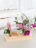 »Flowerboard Mini« auf Fichtenholz – dekoratives Board mit Stabkerze (H 13 cm) und farblich passendem Blütenarrangement aus Eukalyptus und getrockneten Blüten. 