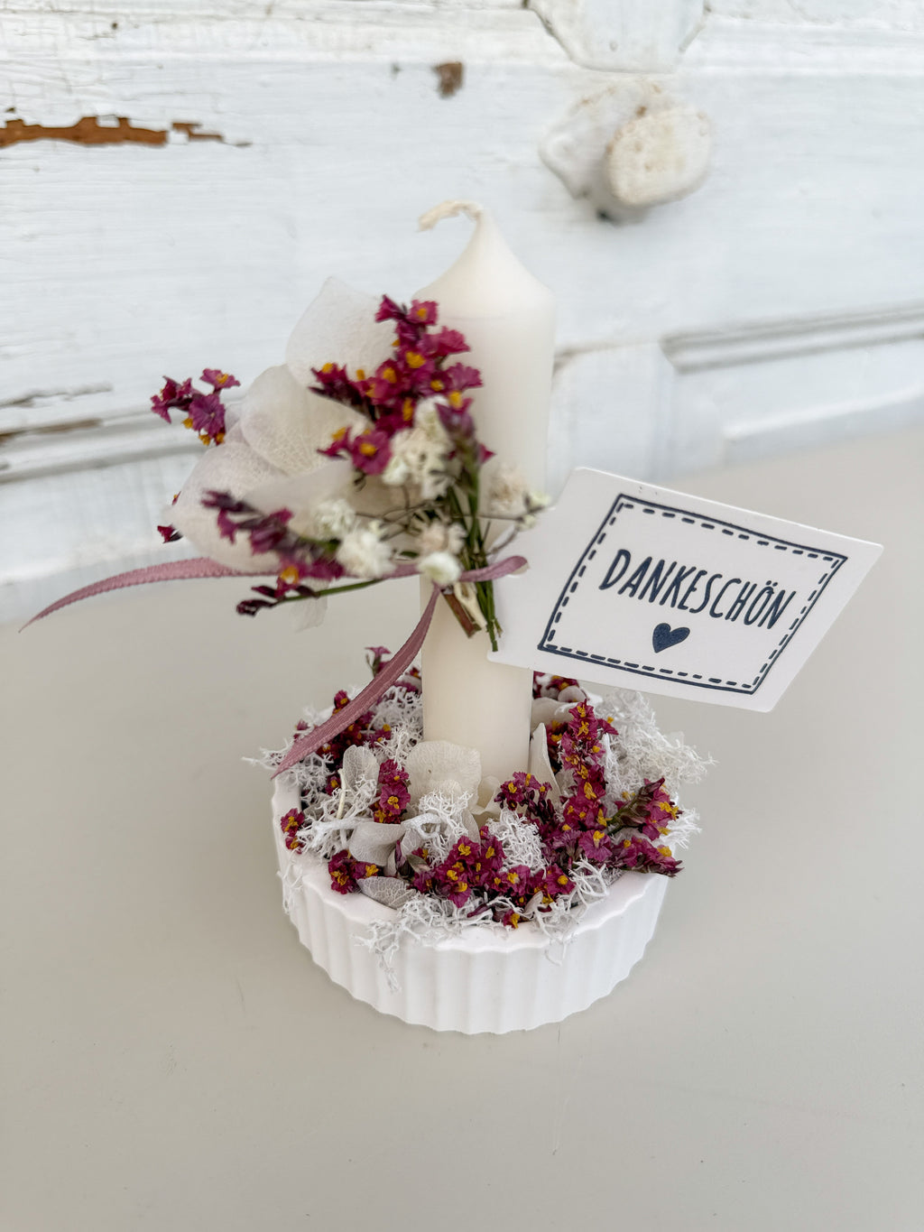 Geschenkset »Mini Flowerloop« – weiße Raysin-Schale mit 1/1 Flowerloop aus stabilisierten Blüten und Stabkerze, Farbauswahl möglich - hier weiß und rosa
