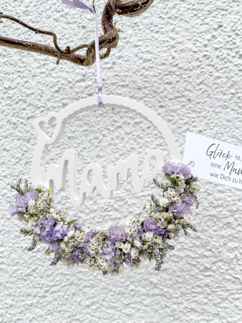Minimalistischer weißer Raysin Anhänger mit integriertem Schriftzug „Mama“, Farbe Lila Blüten