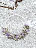 Minimalistischer weißer Raysin Anhänger mit integriertem Schriftzug „Mama“, Farbe Lila Blüten