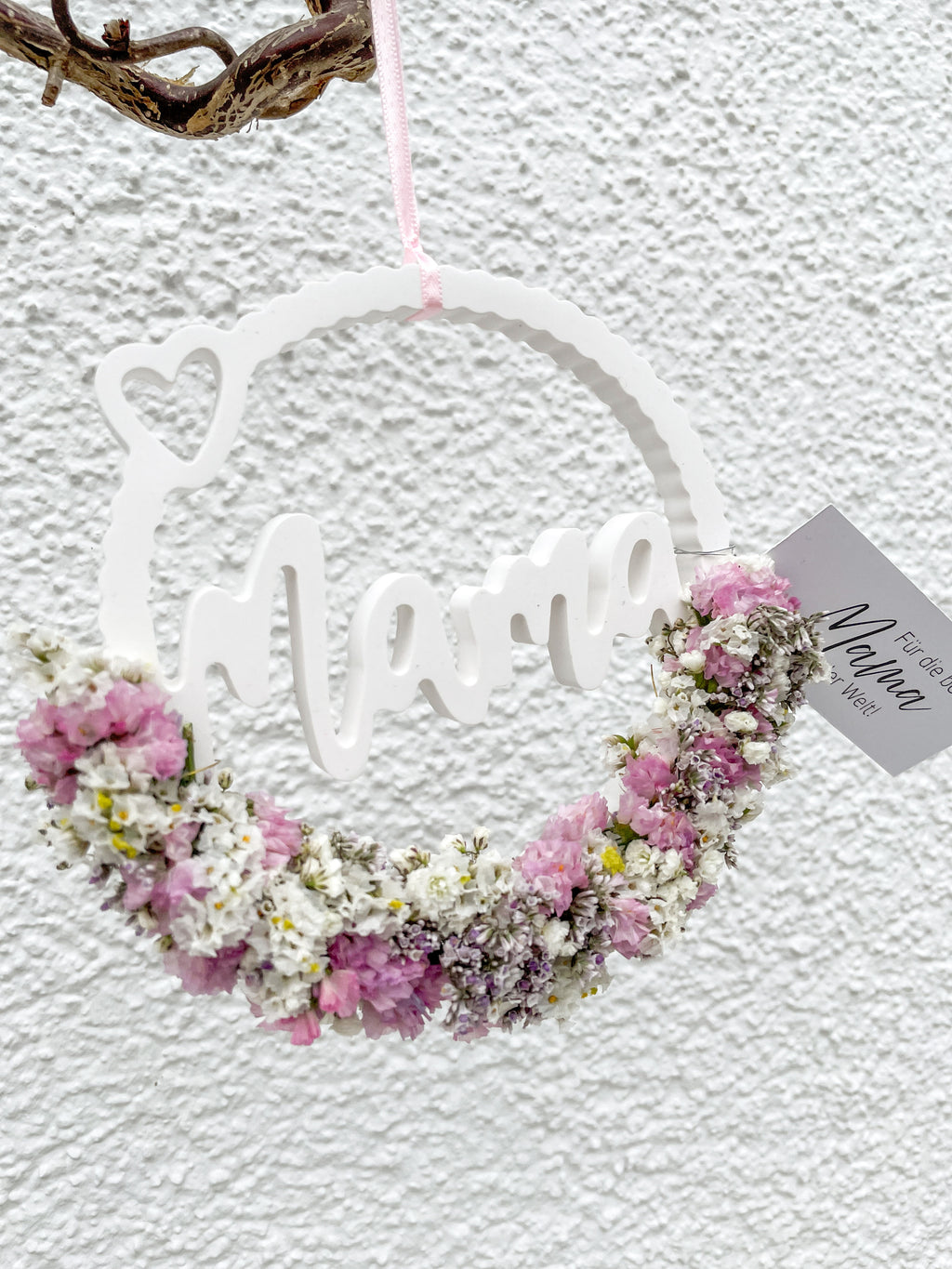 Minimalistischer weißer Raysin Anhänger mit integriertem Schriftzug „Mama“, Farbe Rosa Blüten