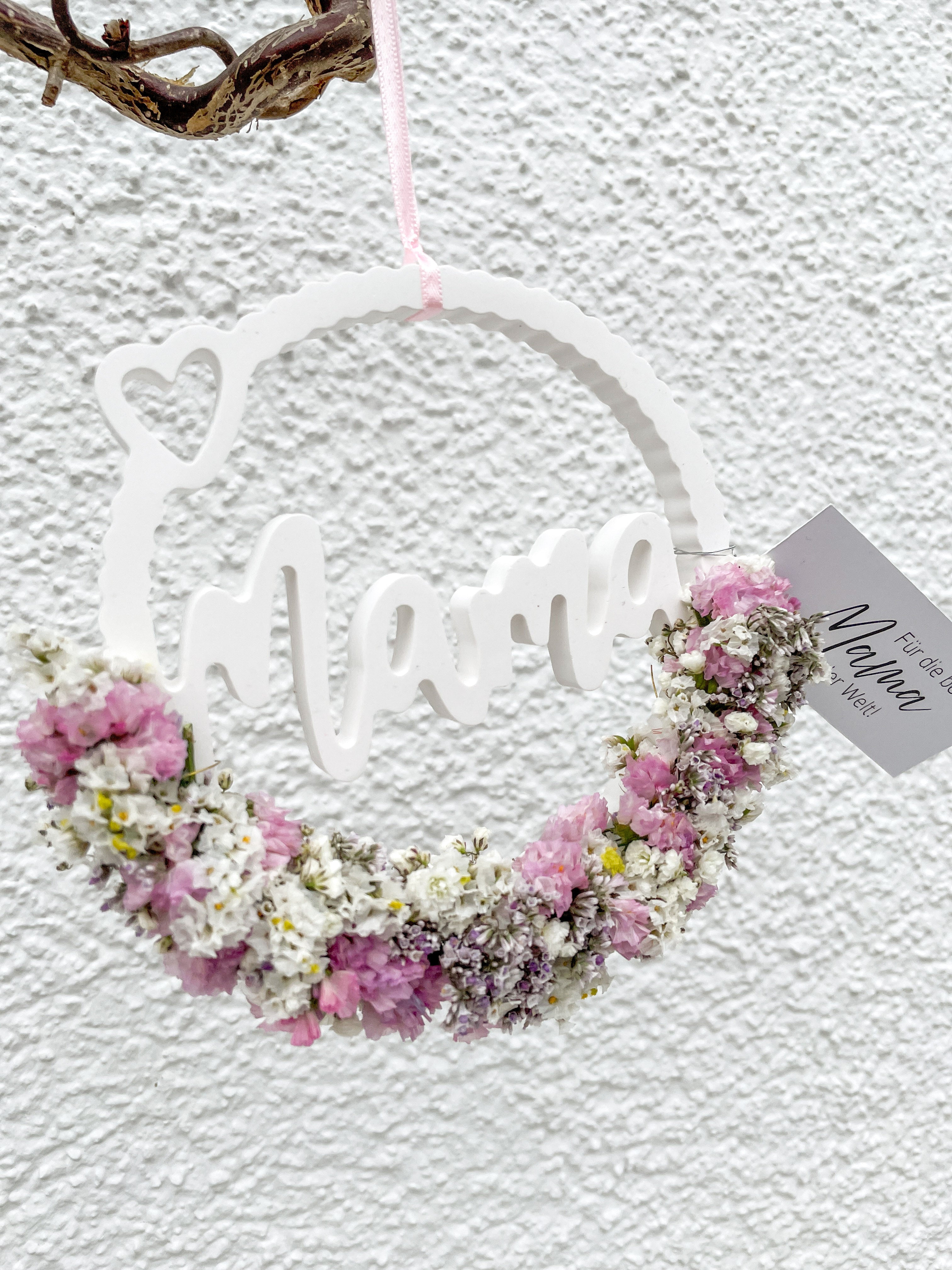 Minimalistischer weißer Raysin Anhänger mit integriertem Schriftzug „Mama“, Farbe Rosa Blüten