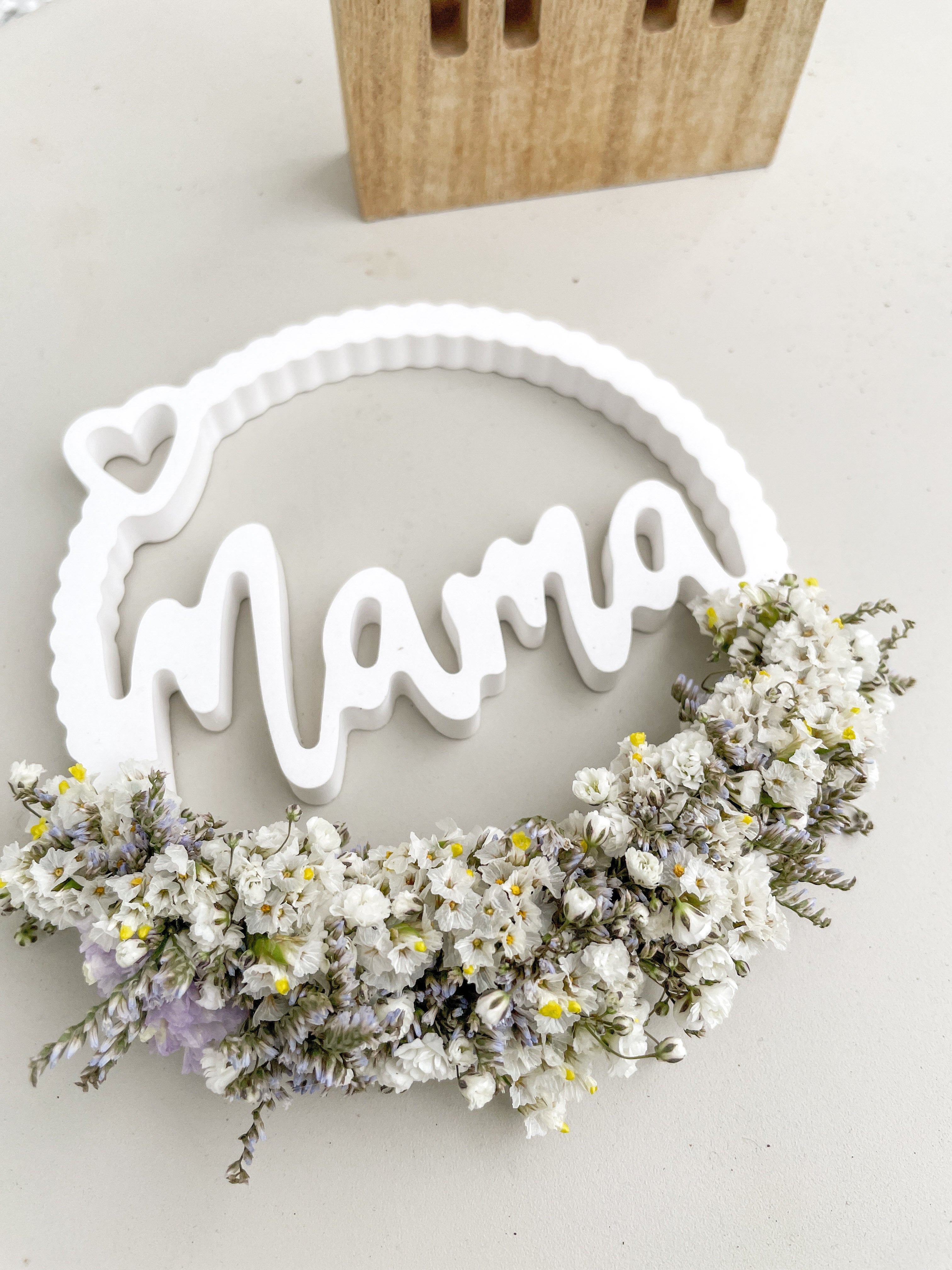 Minimalistischer weißer Raysin Anhänger mit integriertem Schriftzug „Mama“, Farbe Weiße Blüten