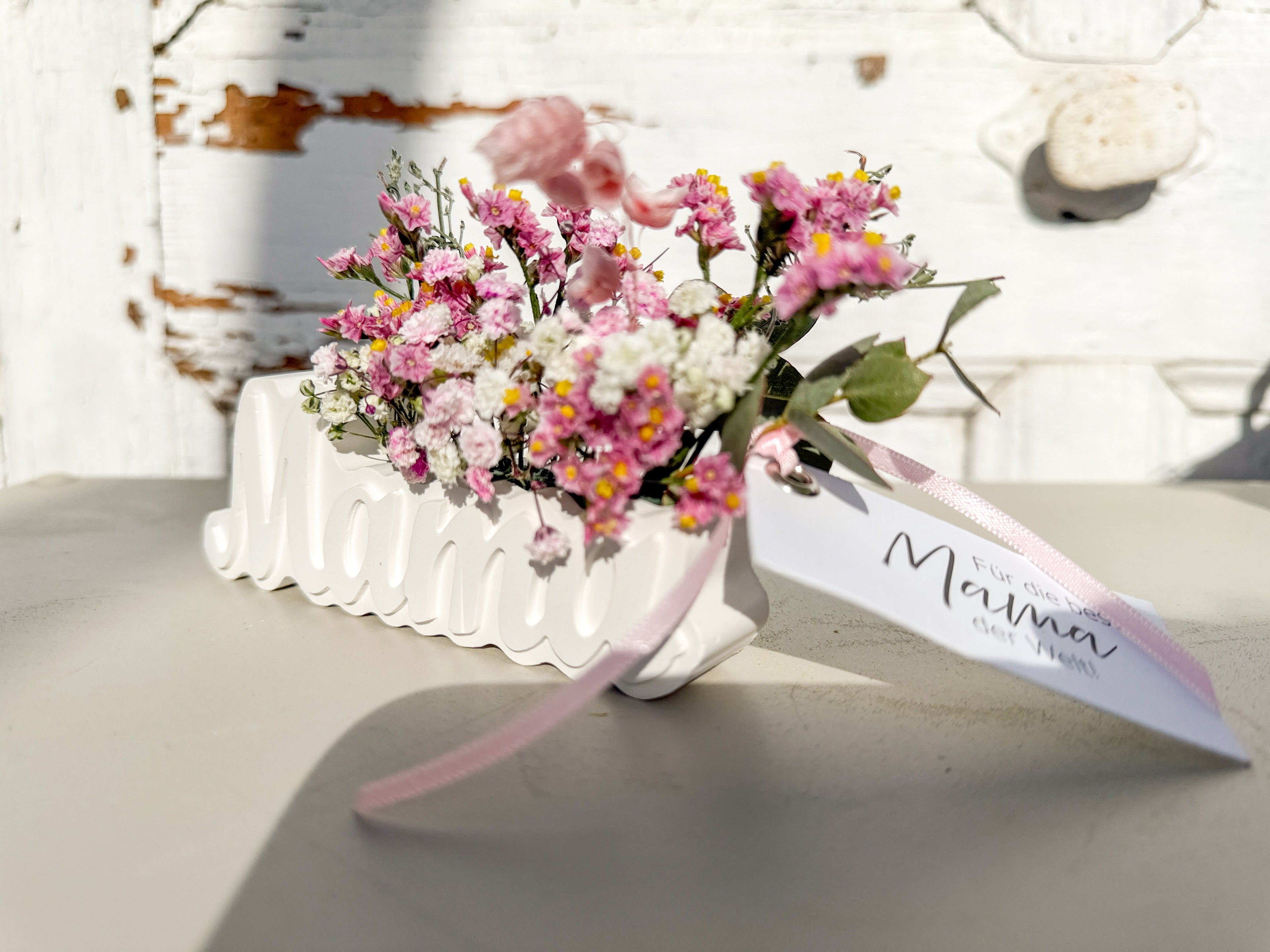 Raysin Aufsteller „Mama“ in Weiß mit floraler Füllung in Rosa oder Lila