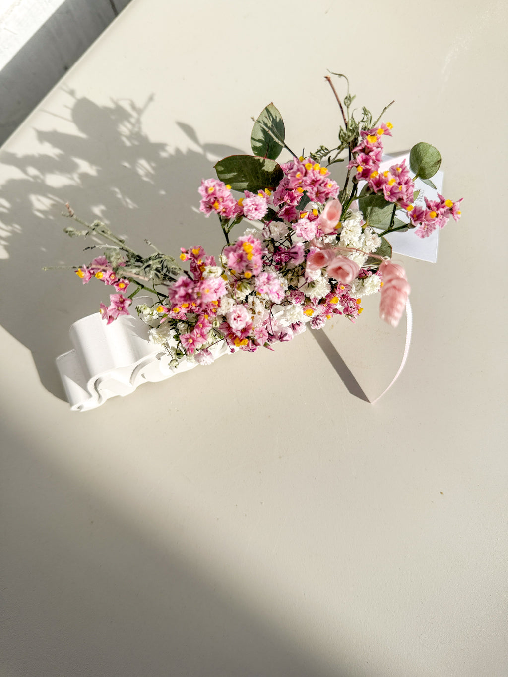 Feine Blüten und Zweige im Schriftzug „Mama“ als dekorativer Raysin Aufsteller, Ansicht von oben